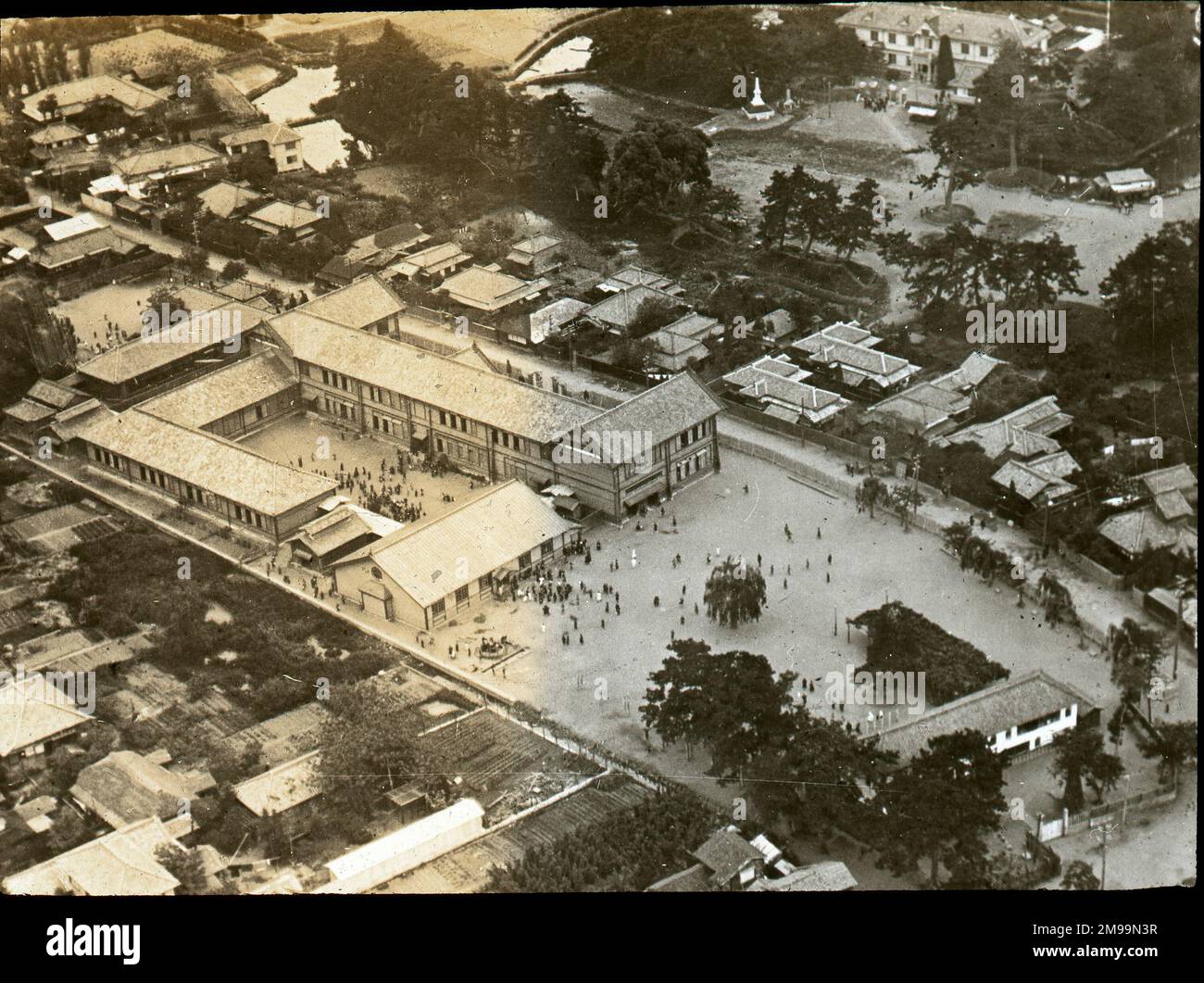 École Tsuchiura. William Francis Forbes-Sempill, 19th Lord Sempill AFC, AFRAeS (1893-1965) était un homologue écossais et pionnier de l'air qui a plus tard été démontré avoir transmis des informations secrètes à l'armée impériale japonaise avant la Seconde Guerre mondiale. En 1921, Sempill a mené une mission militaire officielle au Japon qui a présenté le dernier avion britannique. Au cours des années suivantes, il a continué à aider la Marine impériale japonaise à développer son Service aérien de la Marine et a commencé à donner des secrets militaires aux Japonais. Bien que ses activités aient été découvertes par British Intelligence, Sempill n'était pas p Banque D'Images