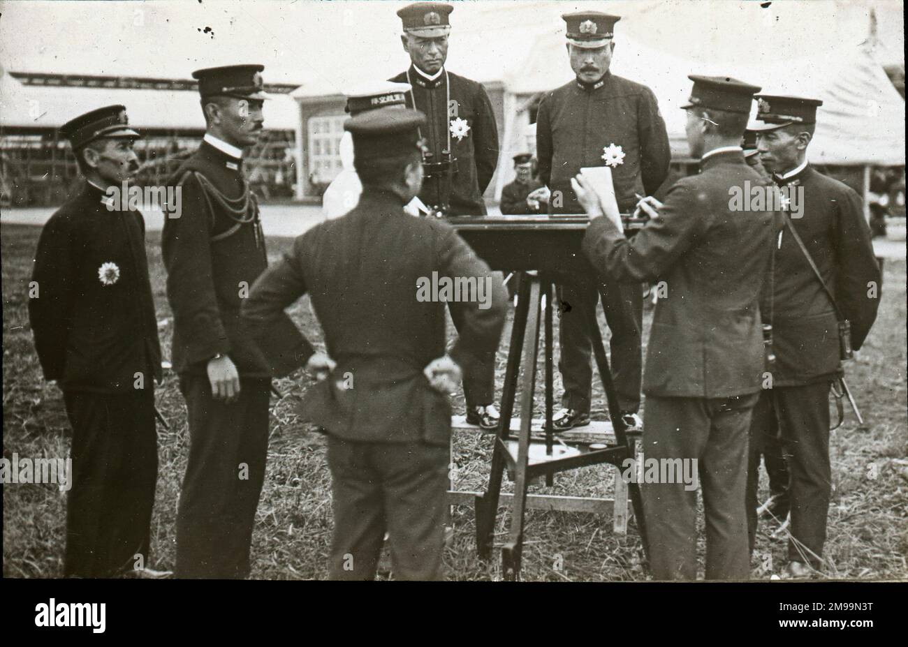 Miroir de Batchelor affiché aux agents du personnel. William Francis Forbes-Sempill, 19th Lord Sempill AFC, AFRAeS (1893-1965) était un homologue écossais et pionnier de l'air qui a plus tard été démontré avoir transmis des informations secrètes à l'armée impériale japonaise avant la Seconde Guerre mondiale. En 1921, Sempill a mené une mission militaire officielle au Japon qui a présenté le dernier avion britannique. Au cours des années suivantes, il a continué à aider la Marine impériale japonaise à développer son Service aérien de la Marine et a commencé à donner des secrets militaires aux Japonais. Bien que ses activités aient été découvertes par Briti Banque D'Images