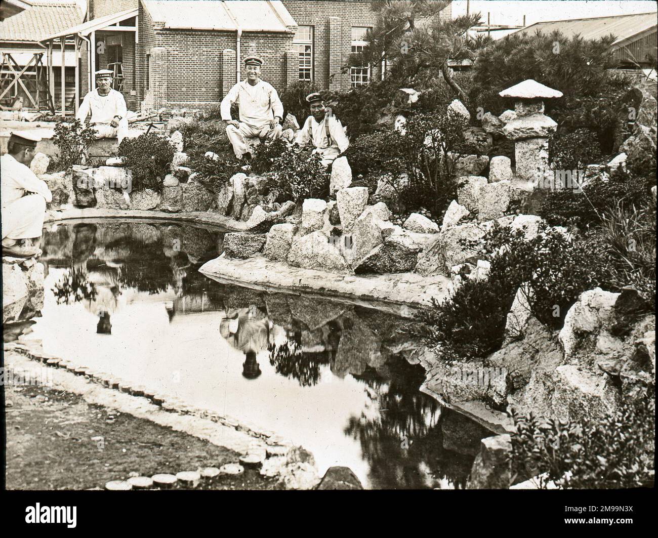 Jardin de rockery construit par Sailor Mechanics dans leur temps libre. William Francis Forbes-Sempill, 19th Lord Sempill AFC, AFRAeS (1893-1965) était un homologue écossais et pionnier de l'air qui a plus tard été démontré avoir transmis des informations secrètes à l'armée impériale japonaise avant la Seconde Guerre mondiale. En 1921, Sempill a mené une mission militaire officielle au Japon qui a présenté le dernier avion britannique. Au cours des années suivantes, il a continué à aider la Marine impériale japonaise à développer son Service aérien de la Marine et a commencé à donner des secrets militaires aux Japonais. Bien que ses activités étaient un Banque D'Images