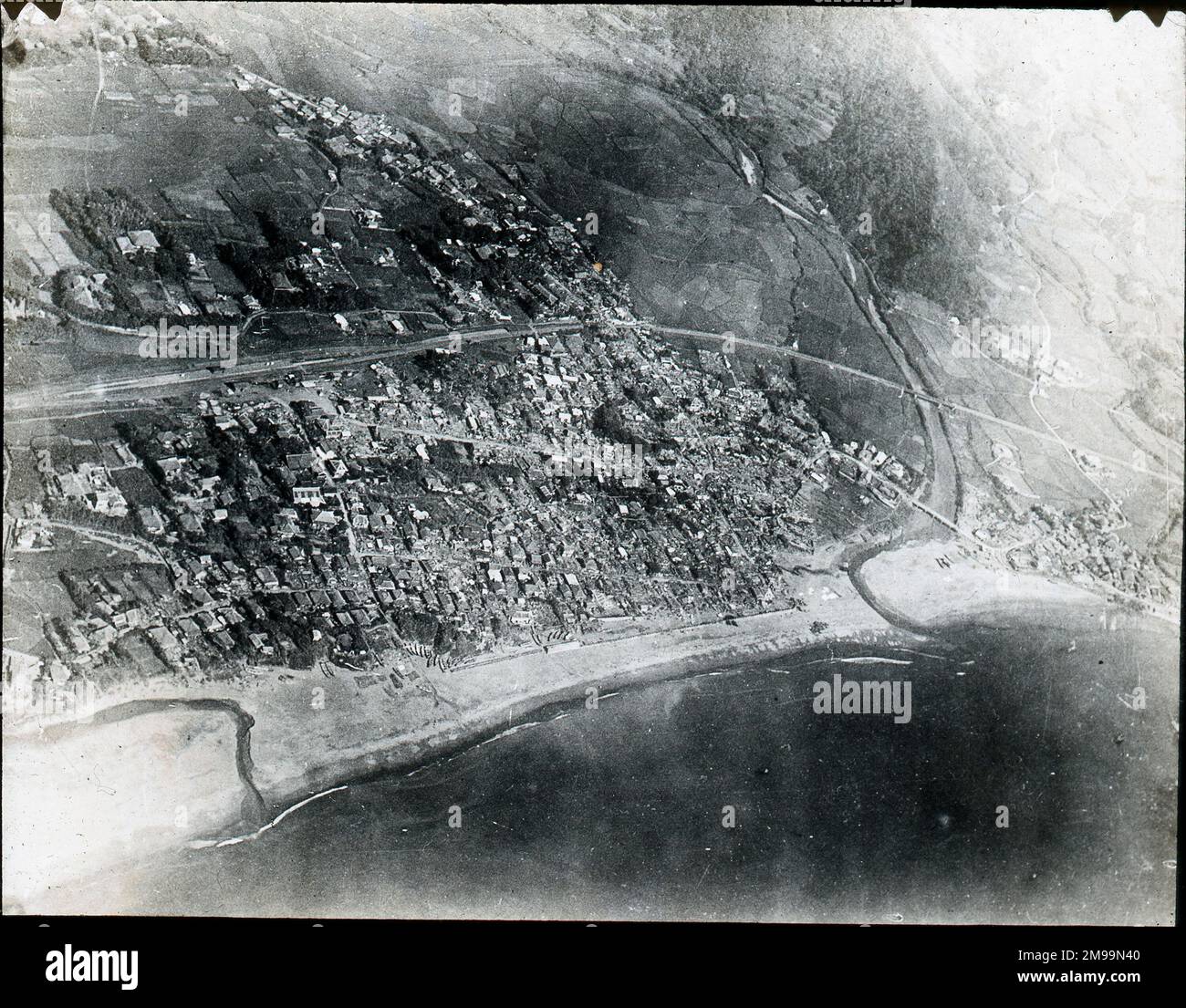 Vue aérienne du village japonais. William Francis Forbes-Sempill, 19th Lord Sempill AFC, AFRAeS (1893-1965) était un homologue écossais et pionnier de l'air qui a plus tard été démontré avoir transmis des informations secrètes à l'armée impériale japonaise avant la Seconde Guerre mondiale. En 1921, Sempill a mené une mission militaire officielle au Japon qui a présenté le dernier avion britannique. Au cours des années suivantes, il a continué à aider la Marine impériale japonaise à développer son Service aérien de la Marine et a commencé à donner des secrets militaires aux Japonais. Bien que ses activités aient été découvertes par British Intelligence, se Banque D'Images