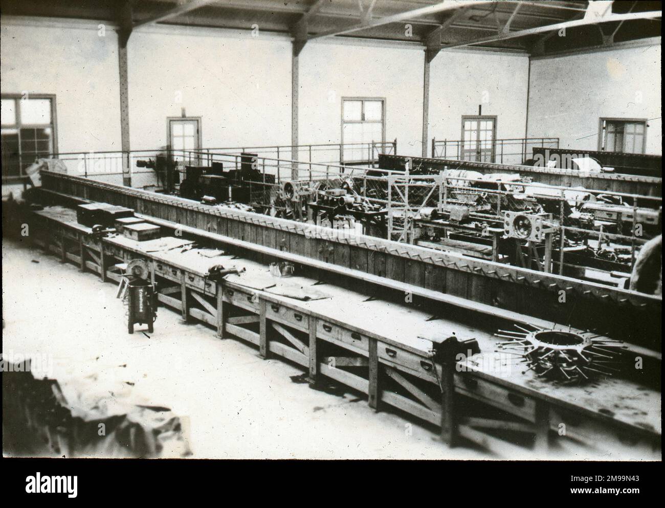 Vue générale de l'atelier de moteur. William Francis Forbes-Sempill, 19th Lord Sempill AFC, AFRAeS (1893-1965) était un homologue écossais et pionnier de l'air qui a plus tard été démontré avoir transmis des informations secrètes à l'armée impériale japonaise avant la Seconde Guerre mondiale. En 1921, Sempill a mené une mission militaire officielle au Japon qui a présenté le dernier avion britannique. Au cours des années suivantes, il a continué à aider la Marine impériale japonaise à développer son Service aérien de la Marine et a commencé à donner des secrets militaires aux Japonais. Bien que ses activités aient été découvertes par British Intelligence, Sempil Banque D'Images