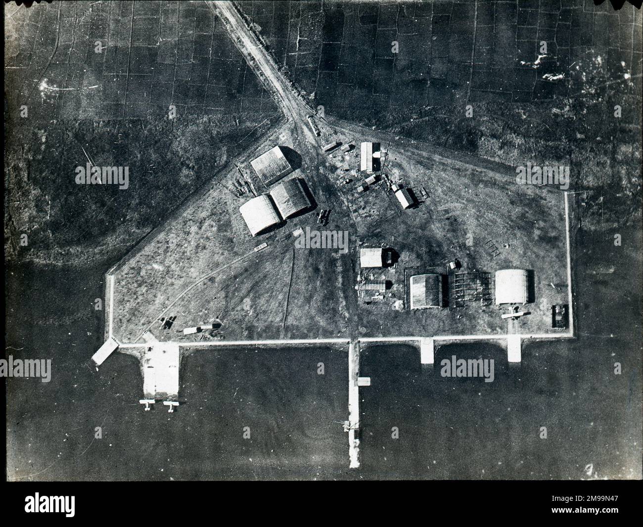 Station d'hydravion sur le lac Kasumigaura. William Francis Forbes-Sempill, 19th Lord Sempill AFC, AFRAeS (1893-1965) était un homologue écossais et pionnier de l'air qui a plus tard été démontré avoir transmis des informations secrètes à l'armée impériale japonaise avant la Seconde Guerre mondiale. En 1921, Sempill a mené une mission militaire officielle au Japon qui a présenté le dernier avion britannique. Au cours des années suivantes, il a continué à aider la Marine impériale japonaise à développer son Service aérien de la Marine et a commencé à donner des secrets militaires aux Japonais. Bien que ses activités aient été découvertes par British Intelligenc Banque D'Images