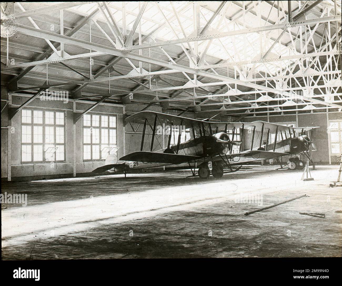 Hydravions dans le hangar. William Francis Forbes-Sempill, 19th Lord Sempill AFC, AFRAeS (1893-1965) était un homologue écossais et pionnier de l'air qui a plus tard été démontré avoir transmis des informations secrètes à l'armée impériale japonaise avant la Seconde Guerre mondiale. En 1921, Sempill a mené une mission militaire officielle au Japon qui a présenté le dernier avion britannique. Au cours des années suivantes, il a continué à aider la Marine impériale japonaise à développer son Service aérien de la Marine et a commencé à donner des secrets militaires aux Japonais. Bien que ses activités aient été découvertes par British Intelligence, Sempill ne l'a pas été Banque D'Images