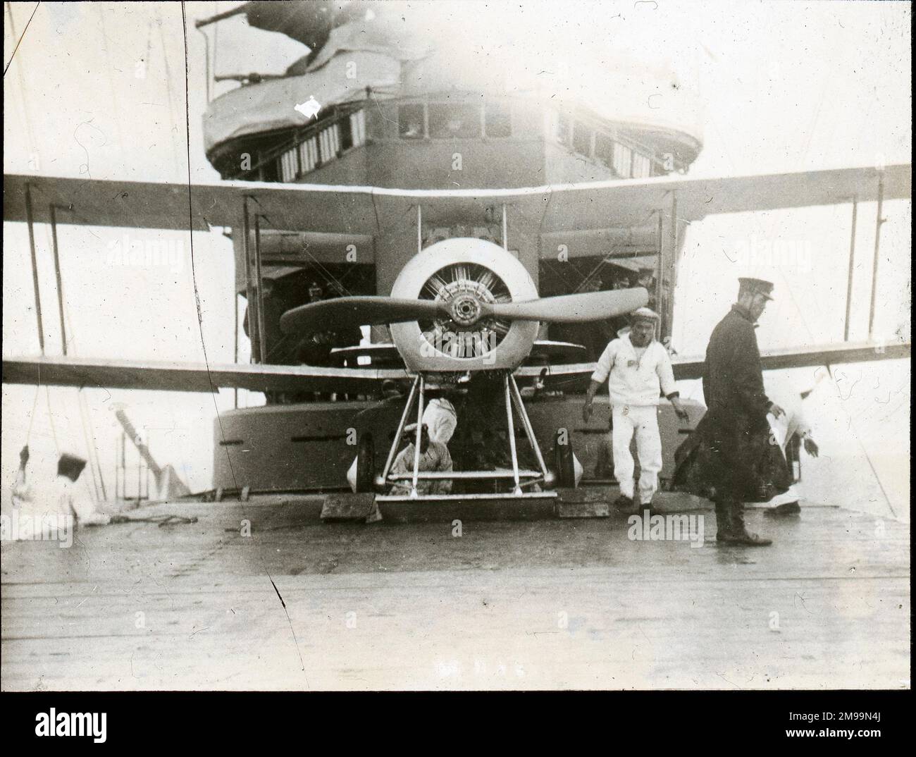 Hydravion à côté de la tourelle du navire de guerre. William Francis Forbes-Sempill, 19th Lord Sempill AFC, AFRAeS (1893-1965) était un homologue écossais et pionnier de l'air qui a plus tard été démontré avoir transmis des informations secrètes à l'armée impériale japonaise avant la Seconde Guerre mondiale. En 1921, Sempill a mené une mission militaire officielle au Japon qui a présenté le dernier avion britannique. Au cours des années suivantes, il a continué à aider la Marine impériale japonaise à développer son Service aérien de la Marine et a commencé à donner des secrets militaires aux Japonais. Bien que ses activités aient été découvertes par British Intelligence, SEMP Banque D'Images