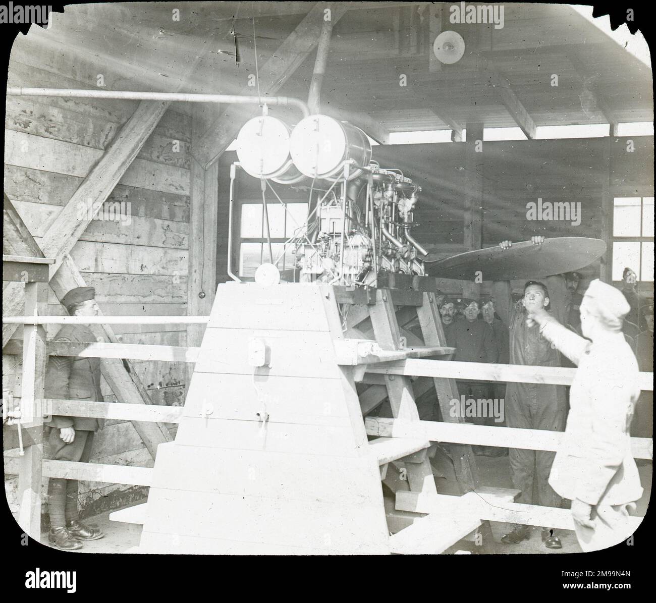 Classe d'oscillation de l'hélice. William Francis Forbes-Sempill, 19th Lord Sempill AFC, AFRAeS (1893-1965) était un homologue écossais et pionnier de l'air qui a plus tard été démontré avoir transmis des informations secrètes à l'armée impériale japonaise avant la Seconde Guerre mondiale. En 1921, Sempill a mené une mission militaire officielle au Japon qui a présenté le dernier avion britannique. Au cours des années suivantes, il a continué à aider la Marine impériale japonaise à développer son Service aérien de la Marine et a commencé à donner des secrets militaires aux Japonais. Bien que ses activités aient été découvertes par British Intelligence, Sempill W. Banque D'Images