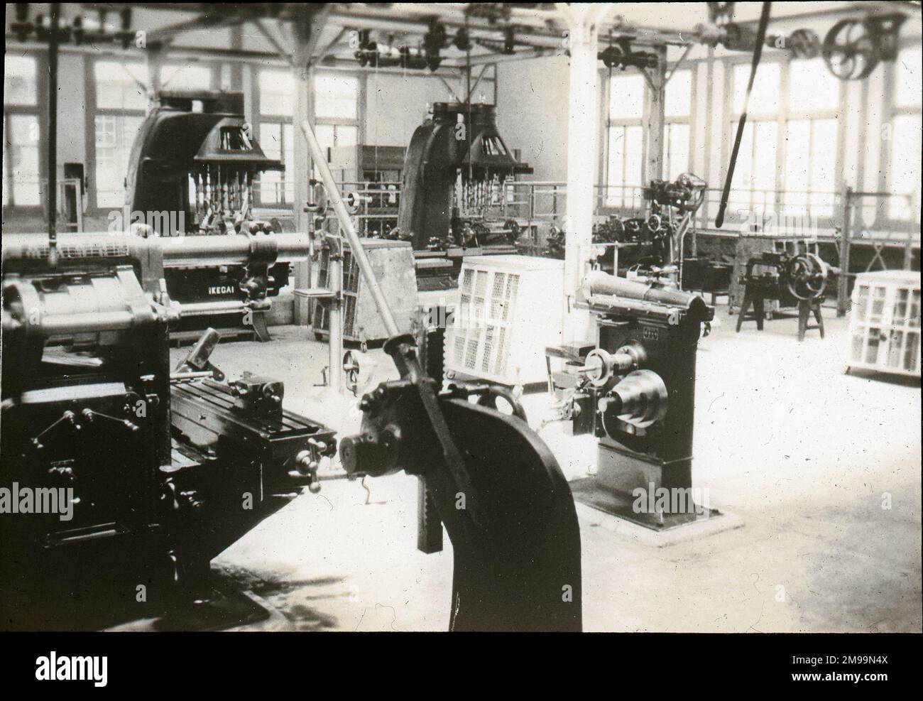 Vue générale de l'atelier de machines. William Francis Forbes-Sempill, 19th Lord Sempill AFC, AFRAeS (1893-1965) était un homologue écossais et pionnier de l'air qui a plus tard été démontré avoir transmis des informations secrètes à l'armée impériale japonaise avant la Seconde Guerre mondiale. En 1921, Sempill a mené une mission militaire officielle au Japon qui a présenté le dernier avion britannique. Au cours des années suivantes, il a continué à aider la Marine impériale japonaise à développer son Service aérien de la Marine et a commencé à donner des secrets militaires aux Japonais. Bien que ses activités aient été découvertes par British Intelligence, Sempi Banque D'Images