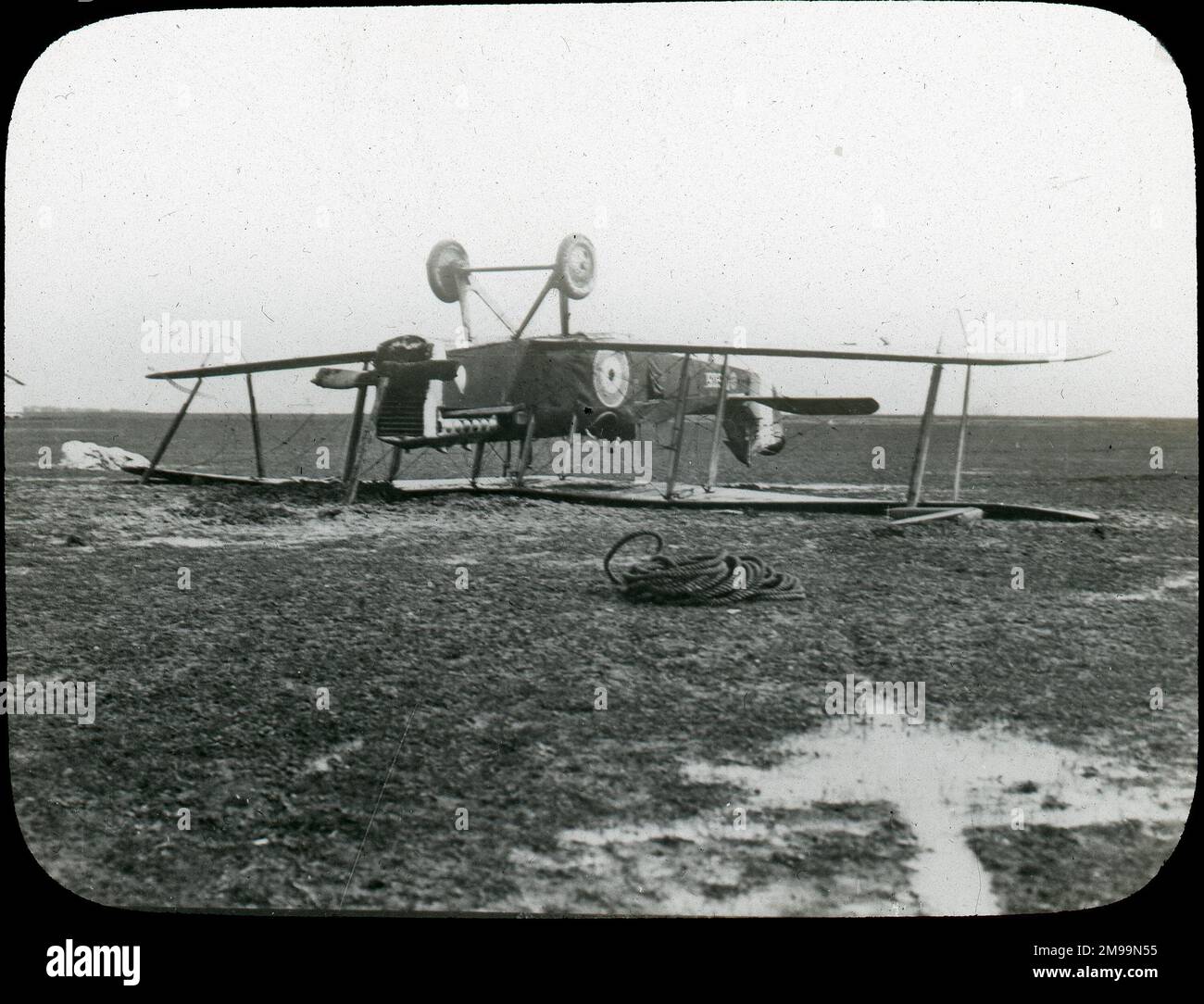 Machine renversée. William Francis Forbes-Sempill, 19th Lord Sempill AFC, AFRAeS (1893-1965) était un homologue écossais et pionnier de l'air qui a plus tard été démontré avoir transmis des informations secrètes à l'armée impériale japonaise avant la Seconde Guerre mondiale. En 1921, Sempill a mené une mission militaire officielle au Japon qui a présenté le dernier avion britannique. Au cours des années suivantes, il a continué à aider la Marine impériale japonaise à développer son Service aérien de la Marine et a commencé à donner des secrets militaires aux Japonais. Bien que ses activités aient été découvertes par British Intelligence, Sempill ne l'a pas été Banque D'Images