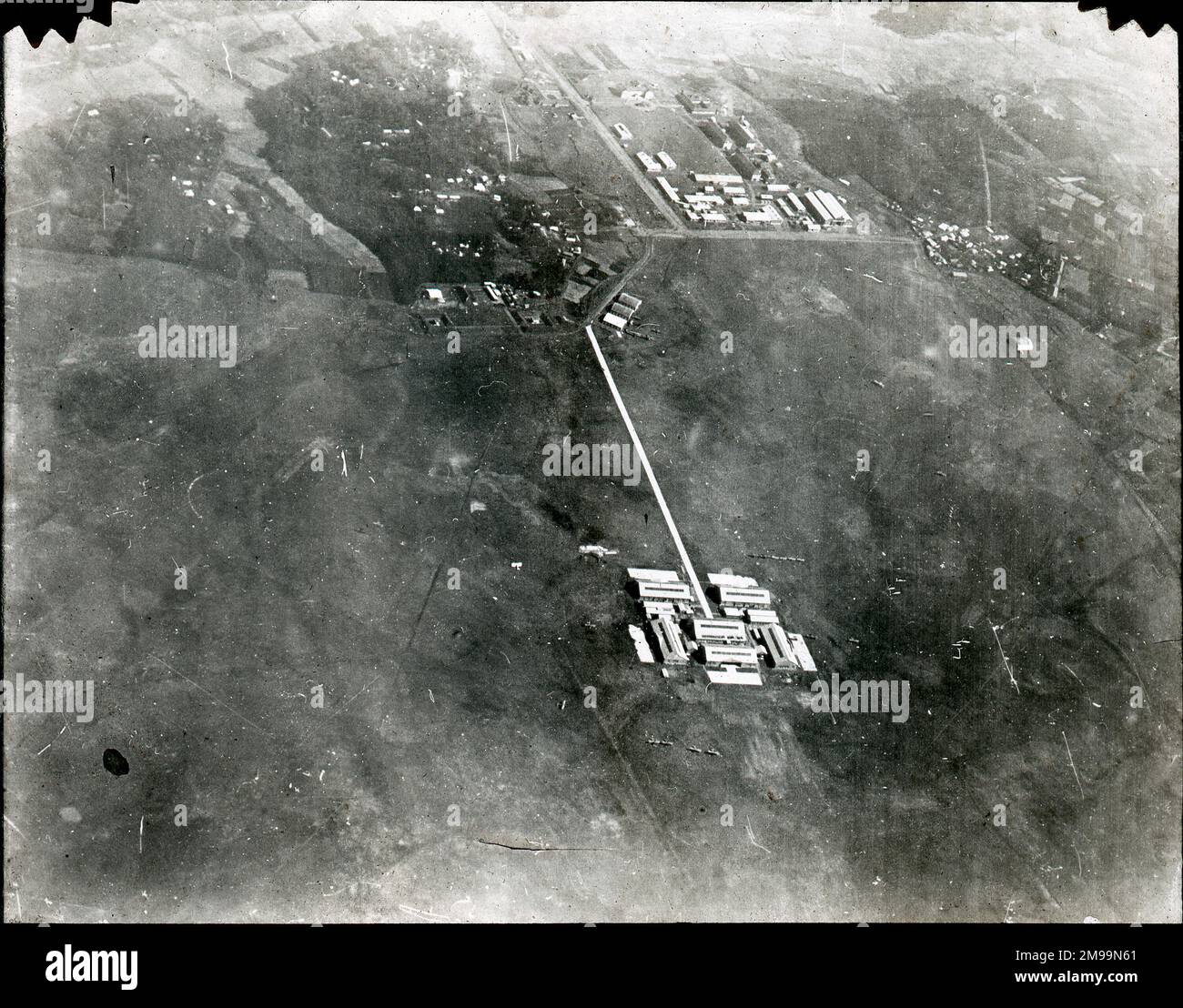 Nouveaux bâtiments d'aérodrome, Kasumigaura. William Francis Forbes-Sempill, 19th Lord Sempill AFC, AFRAeS (1893-1965) était un homologue écossais et pionnier de l'air qui a plus tard été démontré avoir transmis des informations secrètes à l'armée impériale japonaise avant la Seconde Guerre mondiale. En 1921, Sempill a mené une mission militaire officielle au Japon qui a présenté le dernier avion britannique. Au cours des années suivantes, il a continué à aider la Marine impériale japonaise à développer son Service aérien de la Marine et a commencé à donner des secrets militaires aux Japonais. Bien que ses activités aient été découvertes par British Intelligenc Banque D'Images