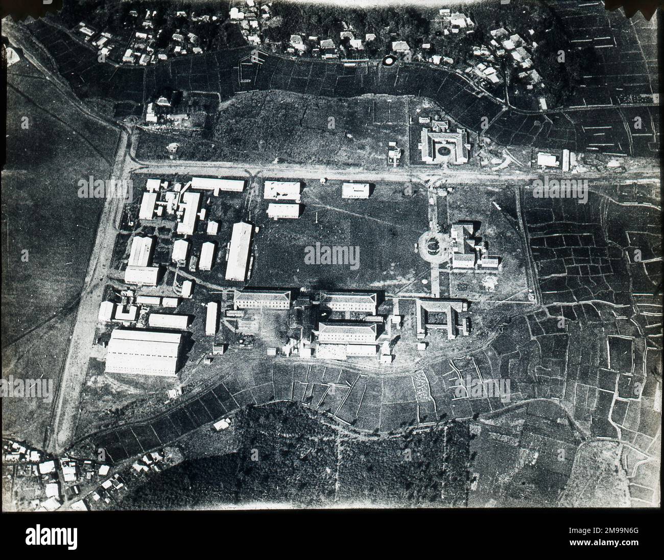 Siège, bureaux et bâtiments, Kasumigaura. William Francis Forbes-Sempill, 19th Lord Sempill AFC, AFRAeS (1893-1965) était un homologue écossais et pionnier de l'air qui a plus tard été démontré avoir transmis des informations secrètes à l'armée impériale japonaise avant la Seconde Guerre mondiale. En 1921, Sempill a mené une mission militaire officielle au Japon qui a présenté le dernier avion britannique. Au cours des années suivantes, il a continué à aider la Marine impériale japonaise à développer son Service aérien de la Marine et a commencé à donner des secrets militaires aux Japonais. Bien que ses activités aient été découvertes par British Banque D'Images