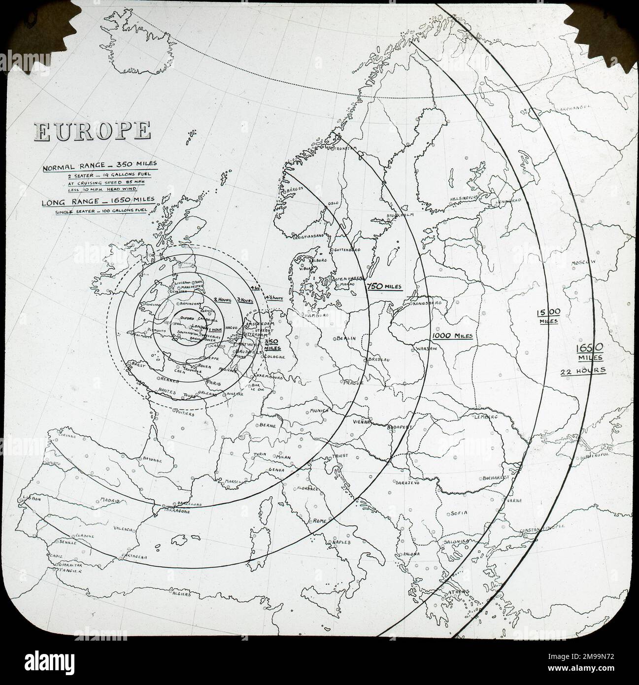 Carte d'Europe montrant les distances relatives couvertes par un avion léger normal et celles équipées de tankage. William Francis Forbes-Sempill, 19th Lord Sempill AFC, AFRAeS (1893-1965) était un homologue écossais et pionnier de l'air qui a plus tard été démontré avoir transmis des informations secrètes à l'armée impériale japonaise avant la Seconde Guerre mondiale. En 1921, Sempill a mené une mission militaire officielle au Japon qui a présenté le dernier avion britannique. Au cours des années suivantes, il a continué à aider la Marine impériale japonaise à développer son Service aérien de la Marine et a commencé à donner des secrets militaires au Jap Banque D'Images