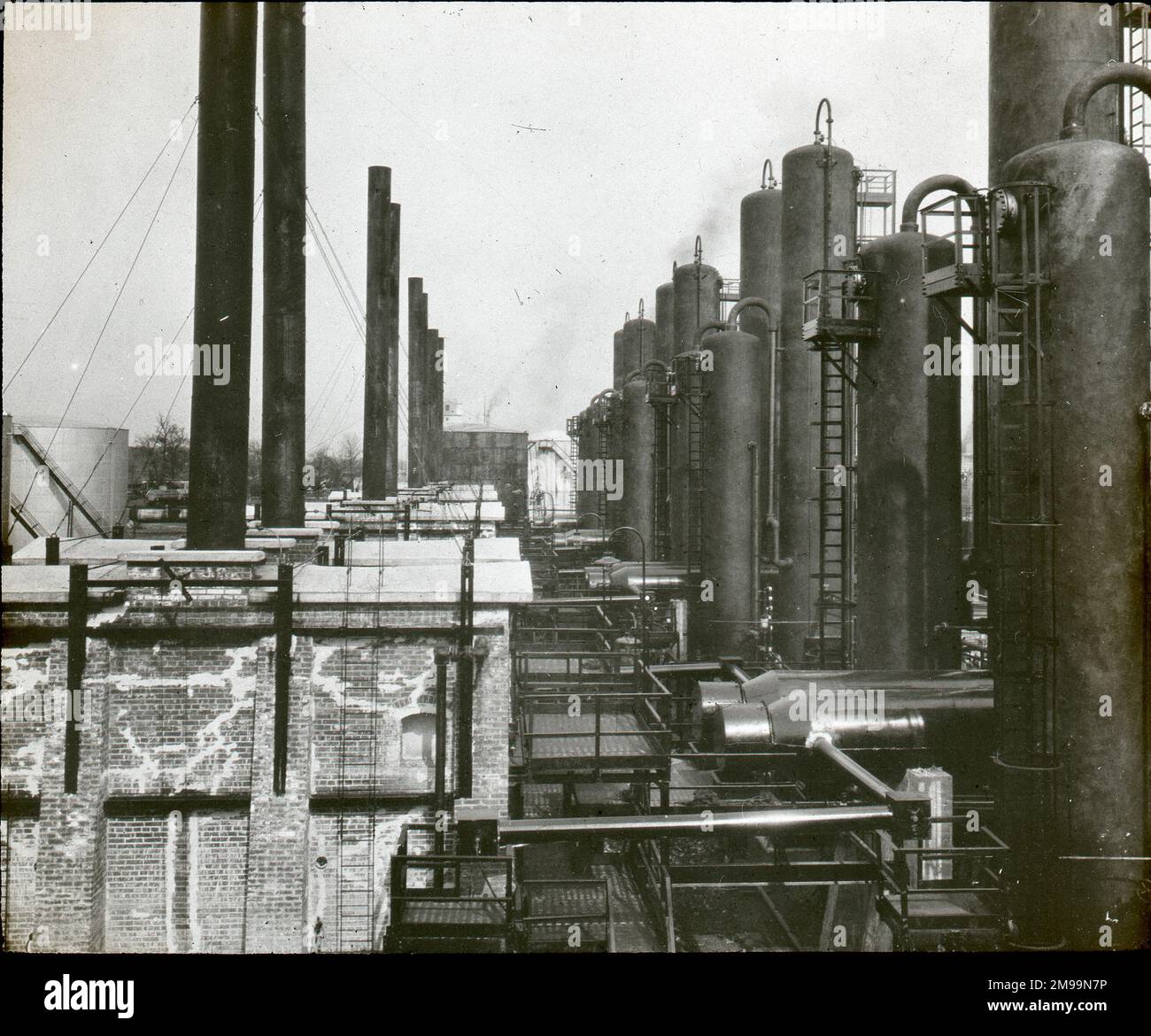 Batterie d'unités de fissuration transversale. William Francis Forbes-Sempill, 19th Lord Sempill AFC, AFRAeS (1893-1965) était un homologue écossais et pionnier de l'air qui a plus tard été démontré avoir transmis des informations secrètes à l'armée impériale japonaise avant la Seconde Guerre mondiale. En 1921, Sempill a mené une mission militaire officielle au Japon qui a présenté le dernier avion britannique. Au cours des années suivantes, il a continué à aider la Marine impériale japonaise à développer son Service aérien de la Marine et a commencé à donner des secrets militaires aux Japonais. Bien que ses activités aient été découvertes par British Intelligence, se Banque D'Images