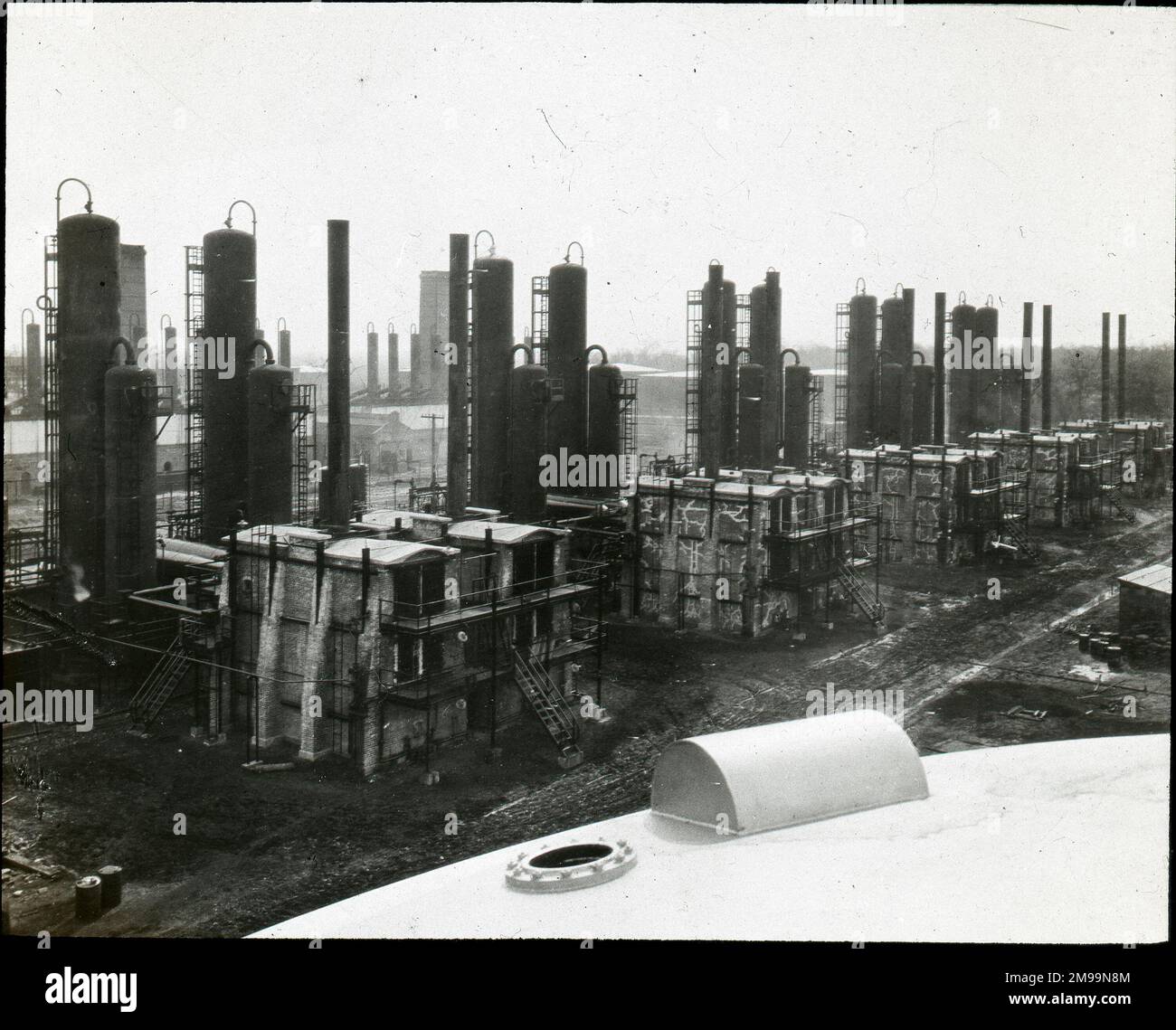 Batterie d'unités de fissuration transversale. William Francis Forbes-Sempill, 19th Lord Sempill AFC, AFRAeS (1893-1965) était un homologue écossais et pionnier de l'air qui a plus tard été démontré avoir transmis des informations secrètes à l'armée impériale japonaise avant la Seconde Guerre mondiale. En 1921, Sempill a mené une mission militaire officielle au Japon qui a présenté le dernier avion britannique. Au cours des années suivantes, il a continué à aider la Marine impériale japonaise à développer son Service aérien de la Marine et a commencé à donner des secrets militaires aux Japonais. Bien que ses activités aient été découvertes par British Intelligence, se Banque D'Images