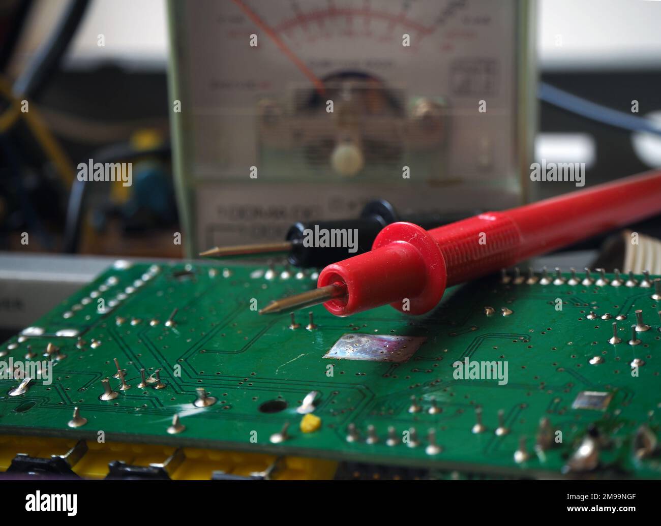 Test ou dépannage d'appareils électroniques avec un multimètre. Expérience dans le secteur de l'électronique. Carte de circuit et ohmmètre. Banque D'Images