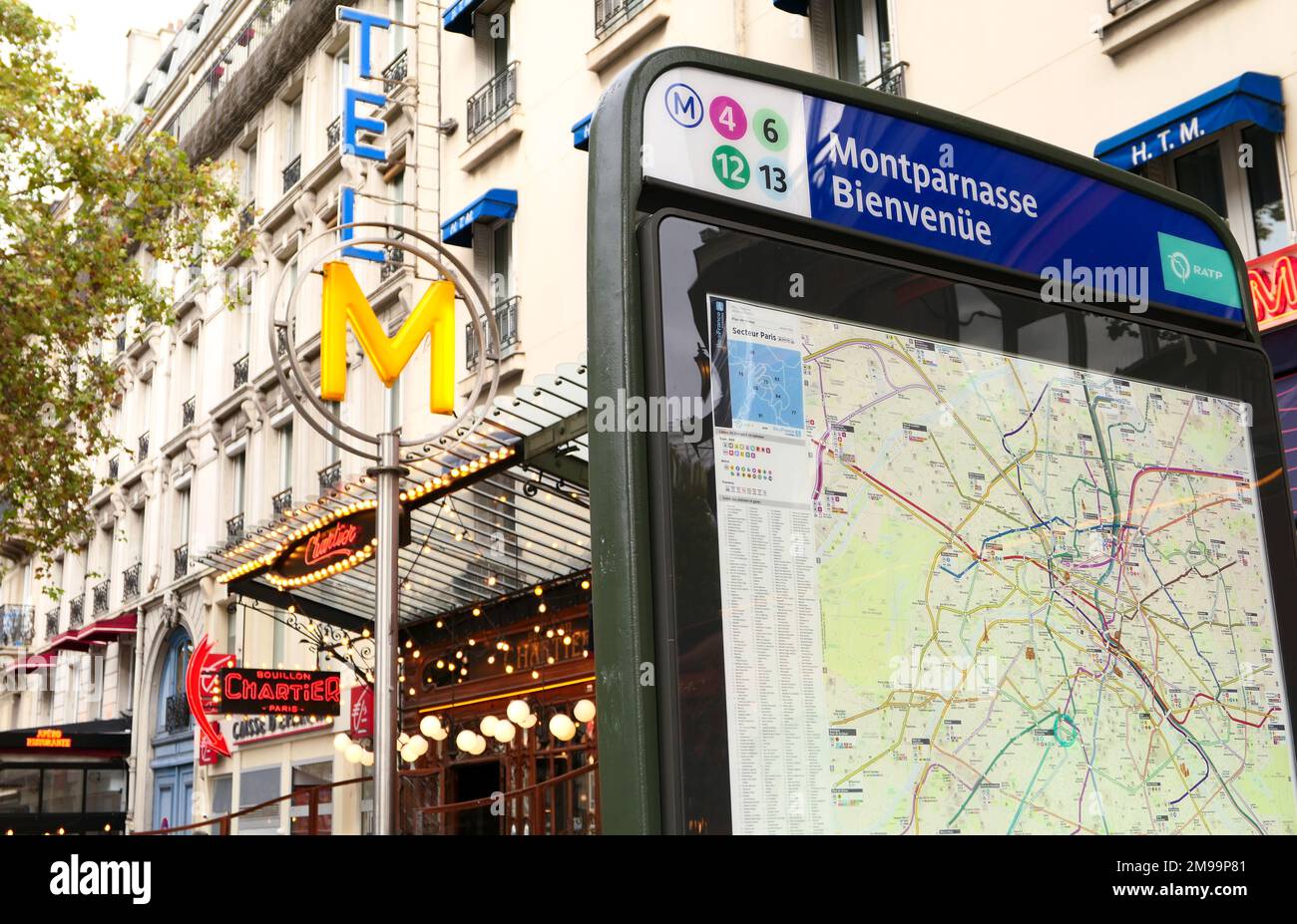Paris, France. 11 mai. 2022.. Logo du métro parisien dans la rue à côté de la gare Montparnasse. Entrée à la station de métro Montparnasse. Banque D'Images