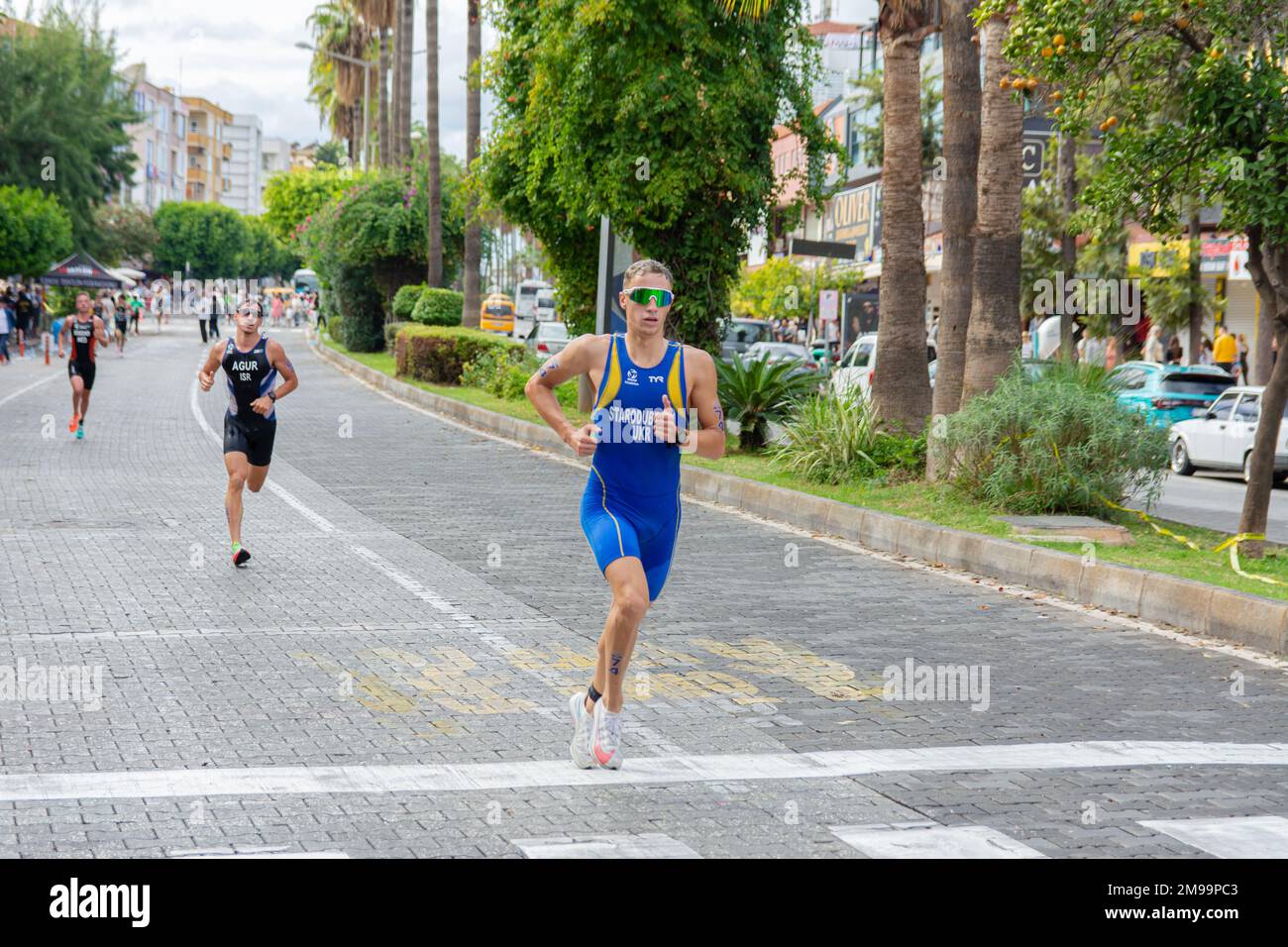 Alanya, Turquie, 16.10.2022: Un athlète d'Ukraine court un marathon dans les rues de la ville d'Alanya en Turquie. Coupe de triathlon 2022 en Europe Banque D'Images