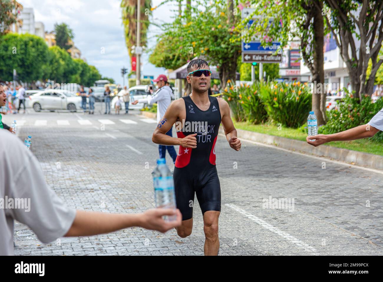 Alanya, Turquie, 16.10.2022: Un athlète d'homme de Turquie court un marathon dans les rues de la ville d'Alanya en Turquie. Coupe de triathlon 2022 Europe Alanya Banque D'Images