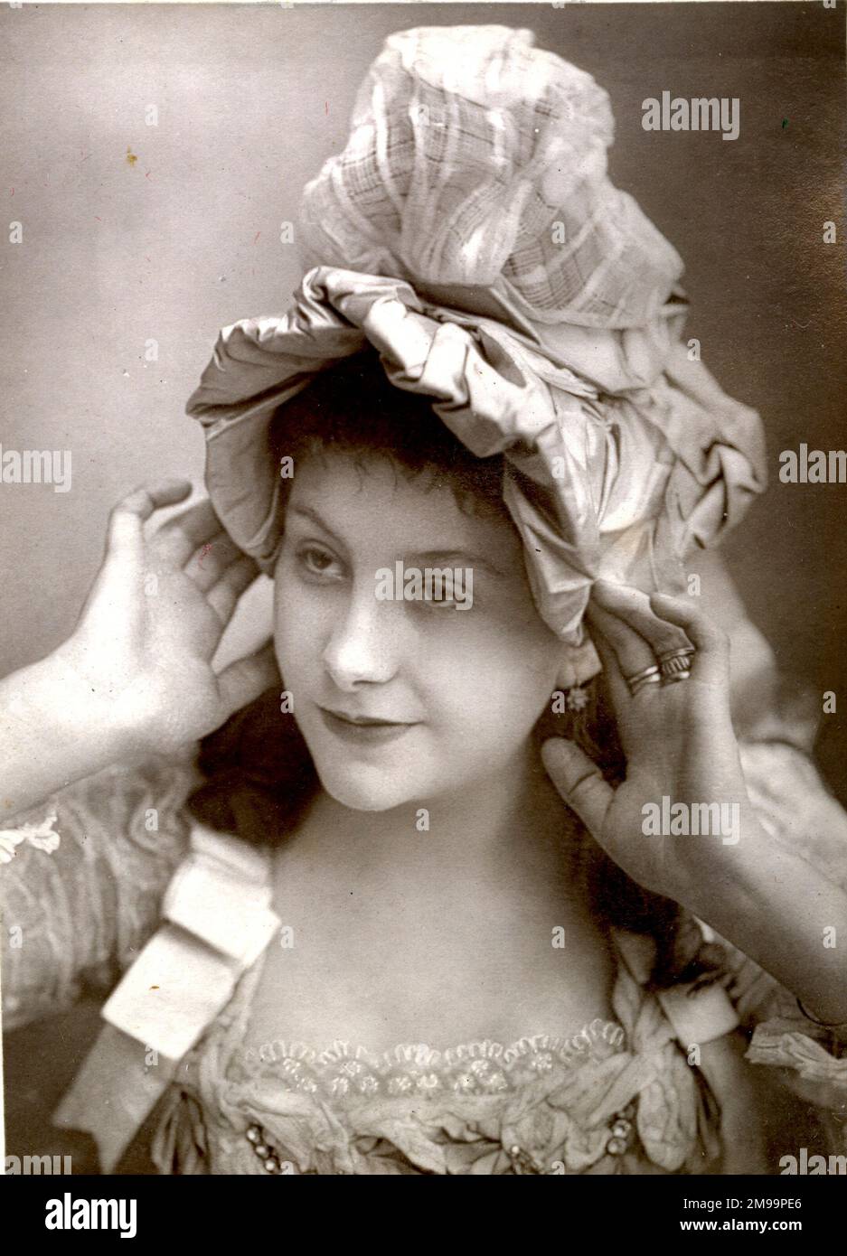 Mlle Fielding, actrice victorienne, dans un bonnet de fantaisie. Banque D'Images