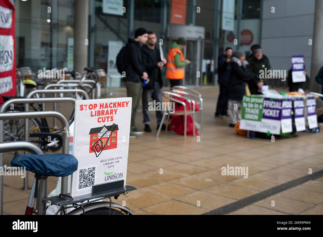 Hackney, Londres. Piquet de la bibliothèque centrale Hackney par des membres de l'Unison. Les employés des bibliothèques sont confrontés à des suppressions d'emplois. Banque D'Images