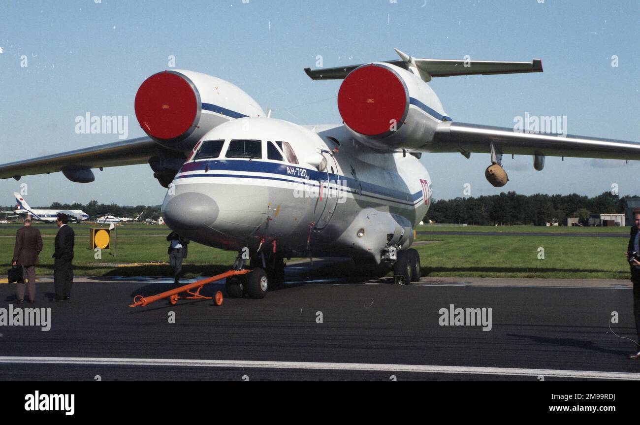 Farnborough 92 - Antonov an-72P variante de patrouille maritime, numéro de poste 'Red 07'. Banque D'Images