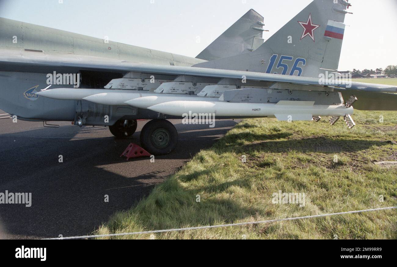 Farnborough 92 - Mikoyan MIG-29M (9-15) 'Blue 156' avec des missiles air-air Vympel NPO R-77 sur les pylônes sous-ailes. Banque D'Images