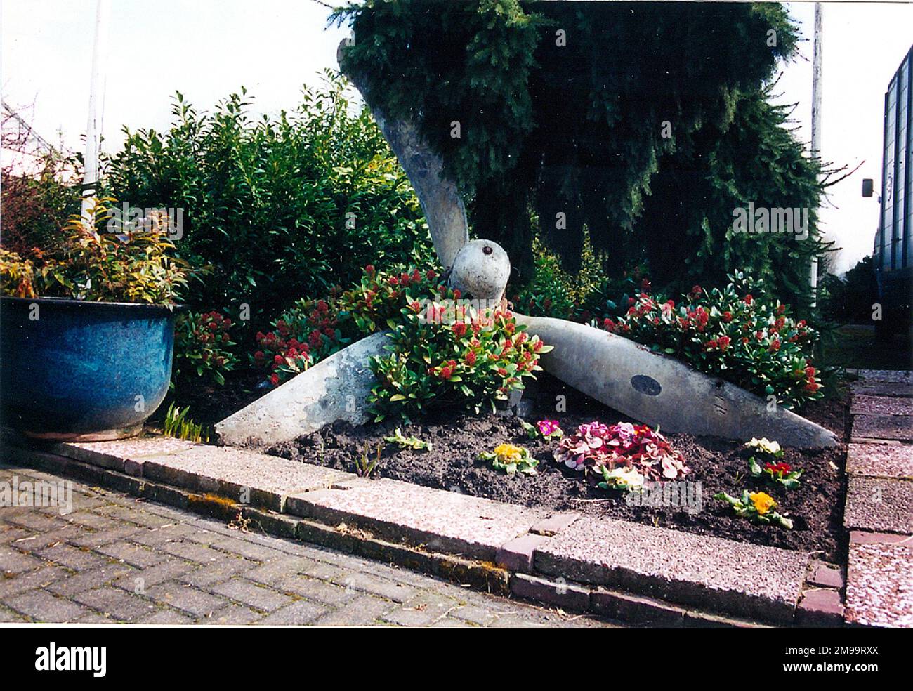 L'hélice est celle du Dakota C47 KG 498, qui fait partie de l'Escadron 437th de la Royal Canadian Air Force et est située dans un petit jardin commémoratif. Le 21 septembre, l'avion revenait d'un vol d'approvisionnement à Oosterbeek où les hommes de la British Airborne Division tiraient, lorsqu'il fut abattu par un incendie anti-aérien de la région de Sint Oedenrode. Tout l'équipage - quatre Canadiens et quatre aviateurs britanniques - a été tué. L'hélice représente tous les avions qui ont été abattus au-dessus du Brabant Nord pendant l'opération Market Garden. Banque D'Images