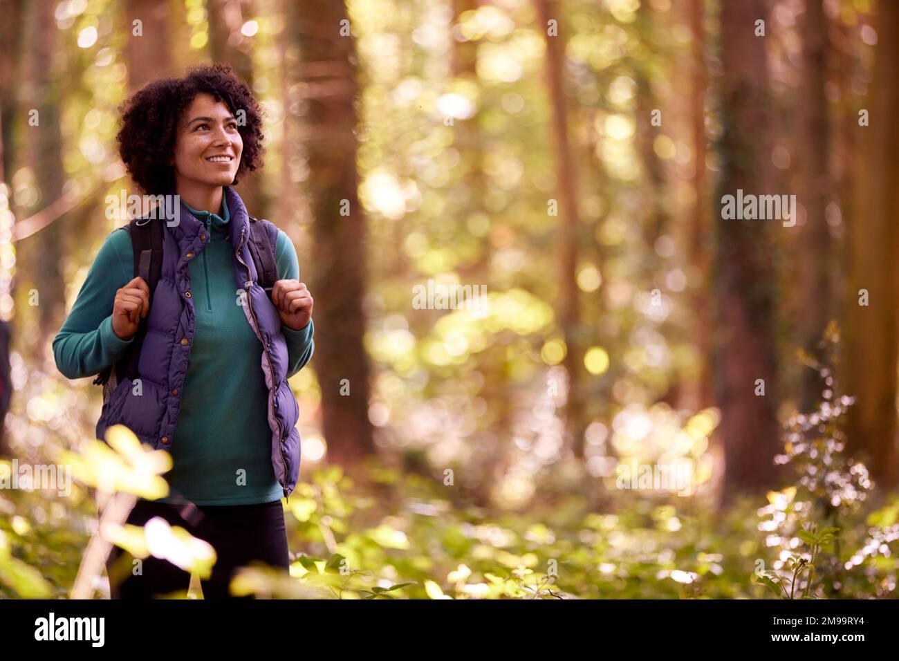Femme souriante en vacances de camping randonnée dans les bois et profiter de la nature Banque D'Images