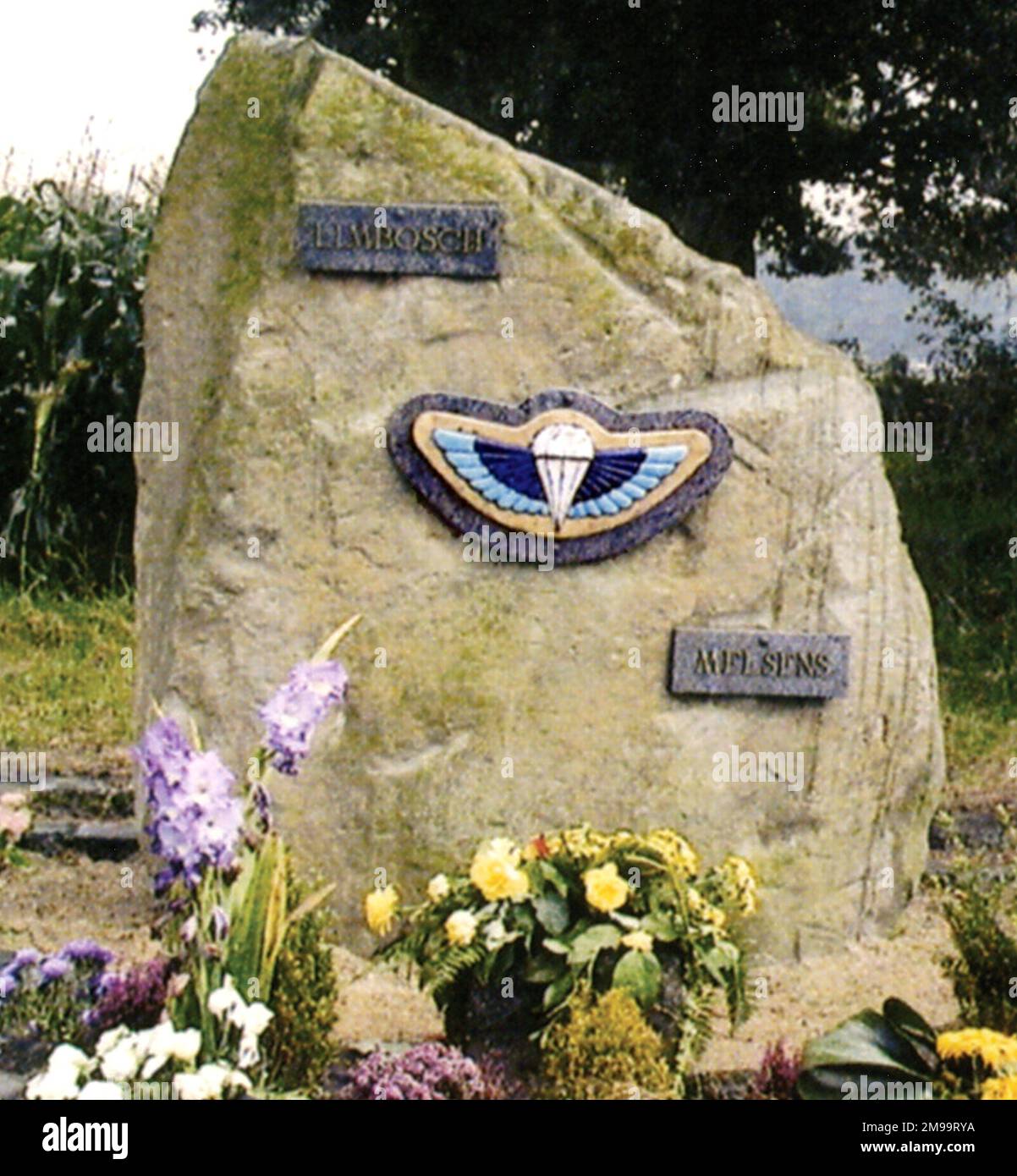 Freddy et ses hommes ont été parachutés en Normandie dans l'opération Shakespeare et ici encore en septembre 1944 dans l'opération Caliban. Leur tâche était de recueillir des renseignements sur les mouvements de troupes allemandes et des renvoyer avant d'attaquer là où cela était possible. Près de là, ils ont remarqué une concentration de SS allemand et Limbosch ont estimé que les alliés avançant devraient être informés Dès que possible. Il a été tué sur le chemin de passer les nouvelles. Le Mémorial, portant son nom et les SAS Wings, marque où il a été tué. Il est enterré dans le cimetière local. Banque D'Images