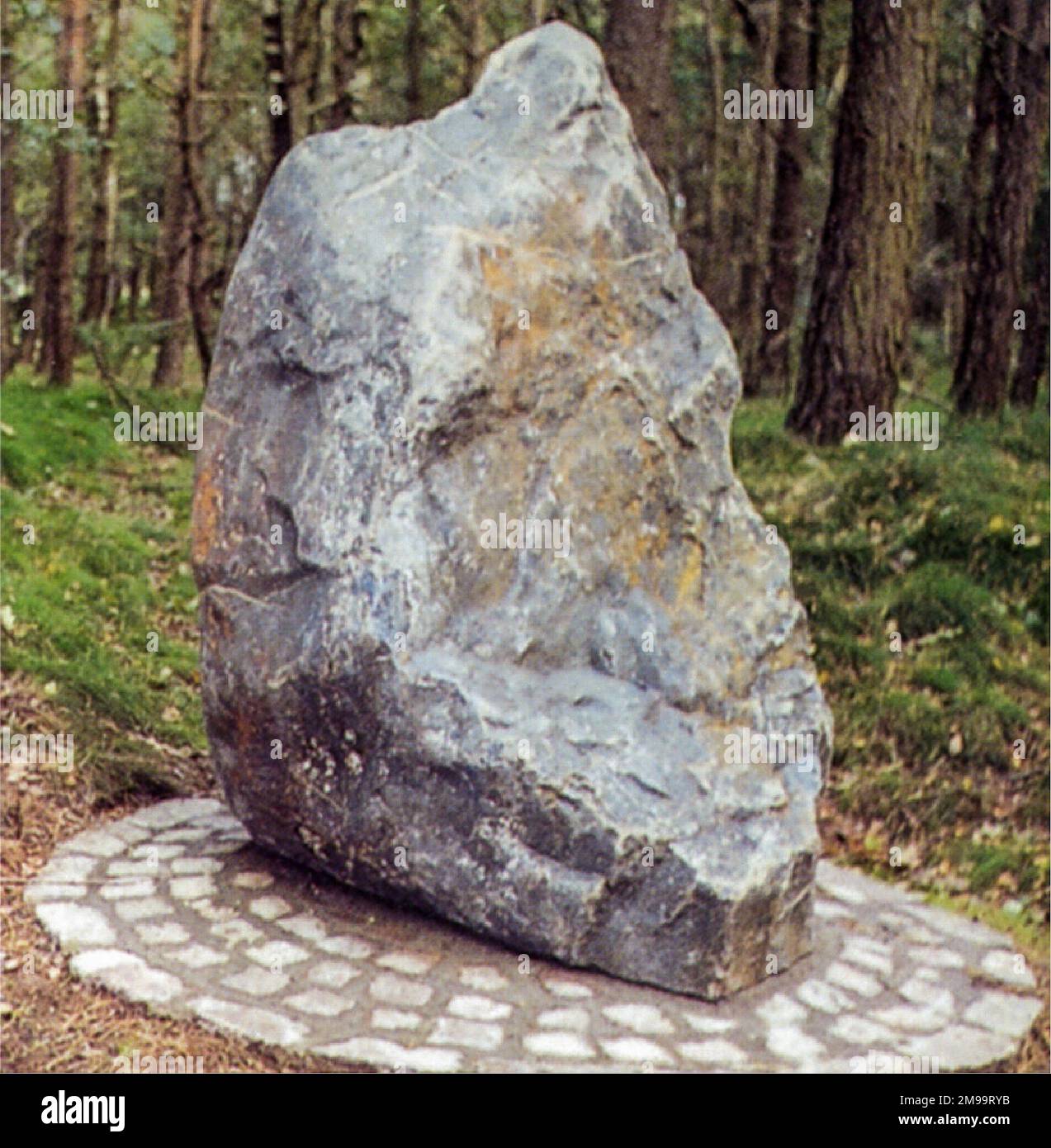 Ce simple monument commémoratif de Boulder est à une histoire complexe de l'opération de jardin de marché. Le premier jour, le 17th septembre 1944, C47 42-100672 surnommé 'Clay Pigeon' a été abattu dans cette région. Quatre membres de l'équipage et deux parachutistes de la PIR 506th de la division aéroportée 101st qui étaient à bord ont survécu. D'autres remorqueurs et planeurs se sont écrasé dans la région et leurs survivants et ceux de 'Clay Pigeon' ont été pris en charge par la résistance néerlandaise, notamment Mlle Mary van Hoof et M. Adriaan Goossens. Malgré le risque d'être découvert par les Allemands, les survivants, pensé pour être autour de 16 en tout, Banque D'Images