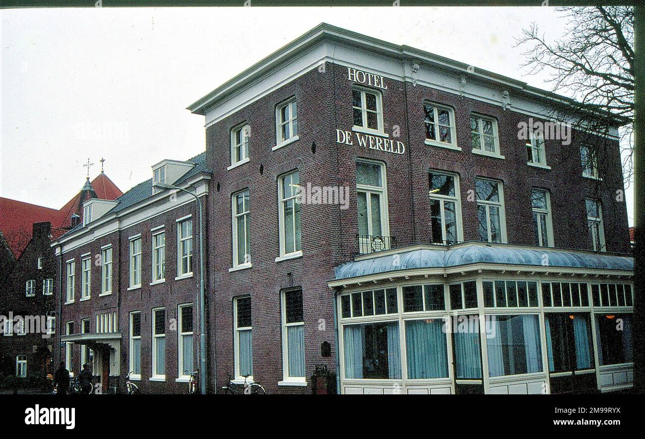 L'ancien Hôtel de Wereld était le théâtre de la reddition allemande aux Hollandais. À droite de l'entrée se trouve une plaque commémorative qui, dans cet édifice le 5 mai 1945, le lieutenant-général Charles Foulkes, CB, CBE, DSO, officier général commandant le corps canadien 1st, a accepté la capitulation inconditionnelle de l'Armée allemande de 25th du colonel général Johannes Blaskowitz. En fait, les documents ont été remis sur le 5th mais pas signés avant le 6th. Les termes de l'instrument de cession comprenaient le dégagement des canaux "d'obstruction, de mines, etc." et l'assistance "dans l'arrangement Banque D'Images