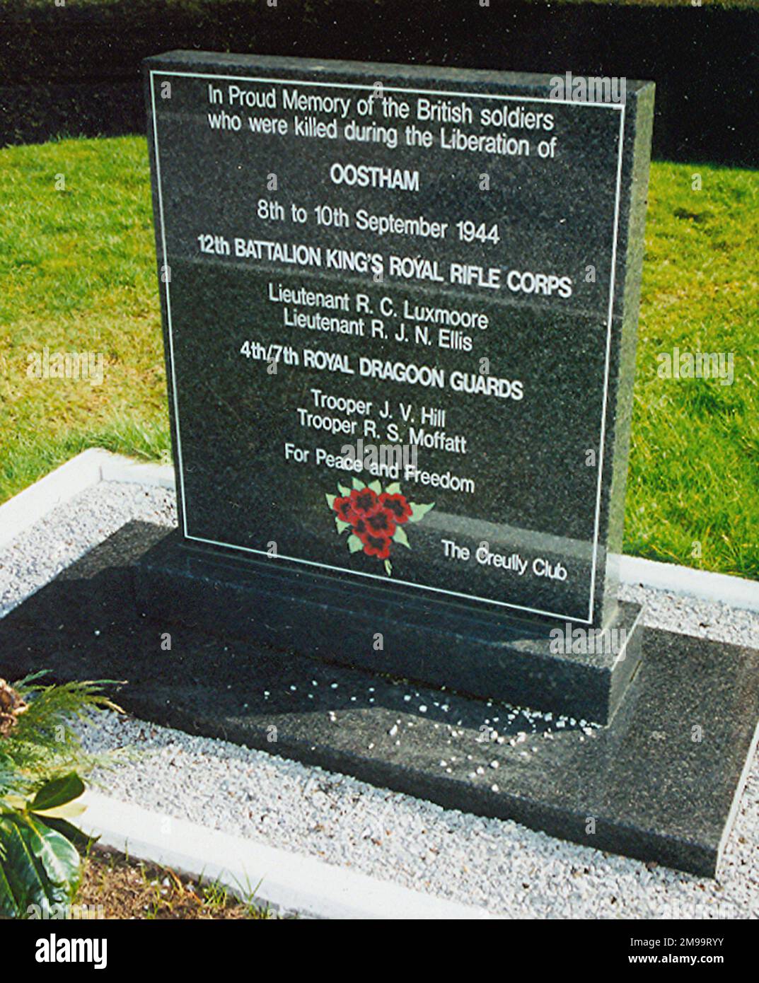 Ce monument en granit poli noir a été élevé en septembre 2000 à l'instigation de l'historien local Carl Reymen, du conseil municipal et de la société d'histoire locale en coopération avec les régiments concernés dans la bataille pour le village - Oostham. Il commémore les soldats tués dans la figurée pour libérer Oostham, porte la légende «pour la paix et la liberté», porte un spray de pavot gravé andi est signé «le Creully Club». Les combats ont commencé le 8th septembre 1944 alors que les Britanniques avançaient vers le nord au-delà du canal Albert et rencontrèrent le 3rd Escadron allemand Panzerjager Abteilung. Par la tombée de la nuit Banque D'Images