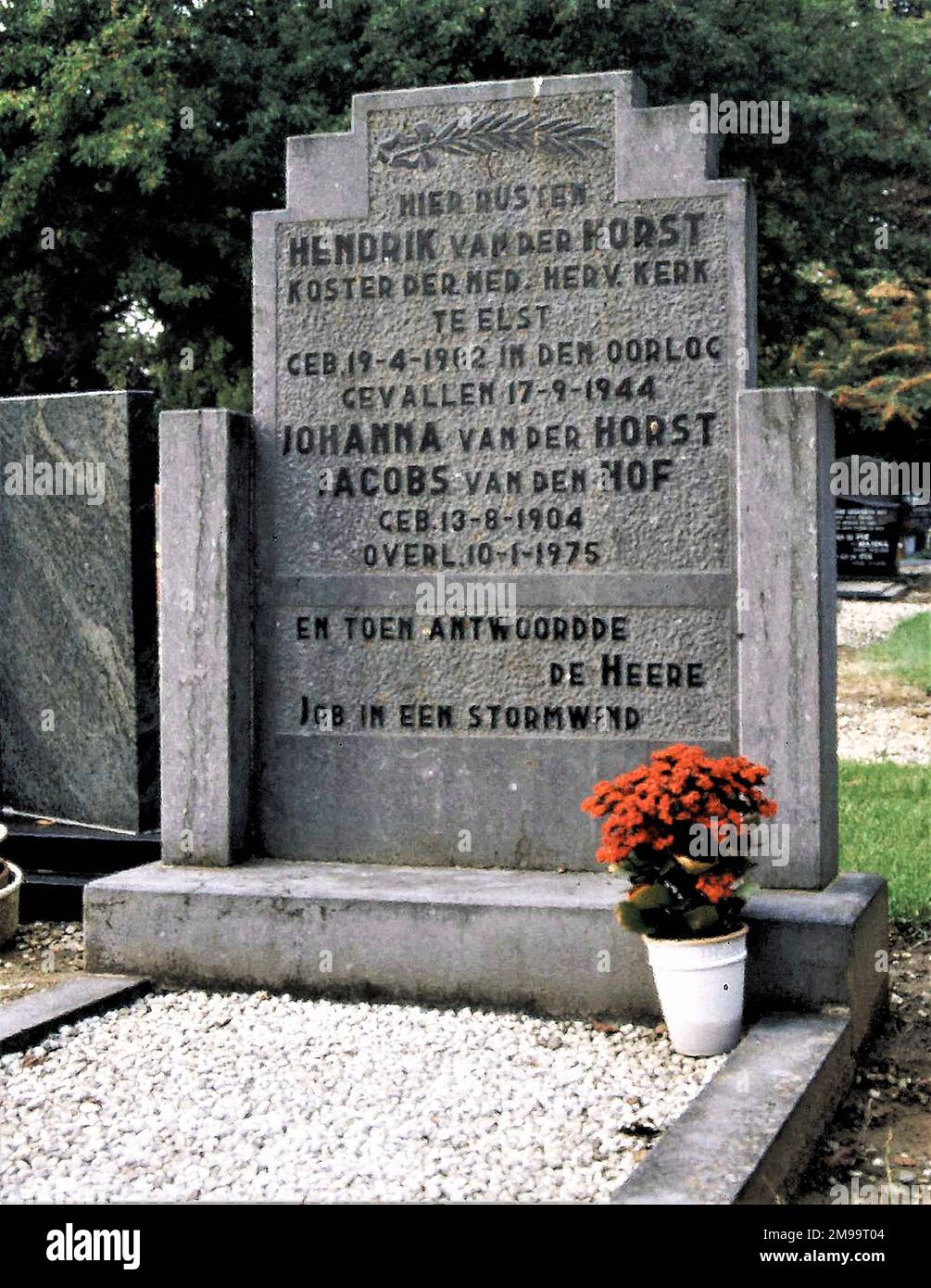 Hendrik van der Horst, verger de l'église réformée néerlandaise, a grimpé avec quelques amis à la galerie supérieure du clocher de son église pour observer les parachutistes et les planeurs qui atterrissent au-dessus d'Oosterbeek le premier jour de l'opération jardin du marché. Il a été tué par une balle d'un sniper allemand qui le soupçonnait d'être un observateur pour les alliés. La tête du Mémorial a été présentée à ses parents le 17 septembre 1946 par des membres de l'église. La tombe est à droite de la chapelle de pierre. Il porte un devis de Job. "Et puis le Seigneur répondit Job par le tourbillon". Banque D'Images