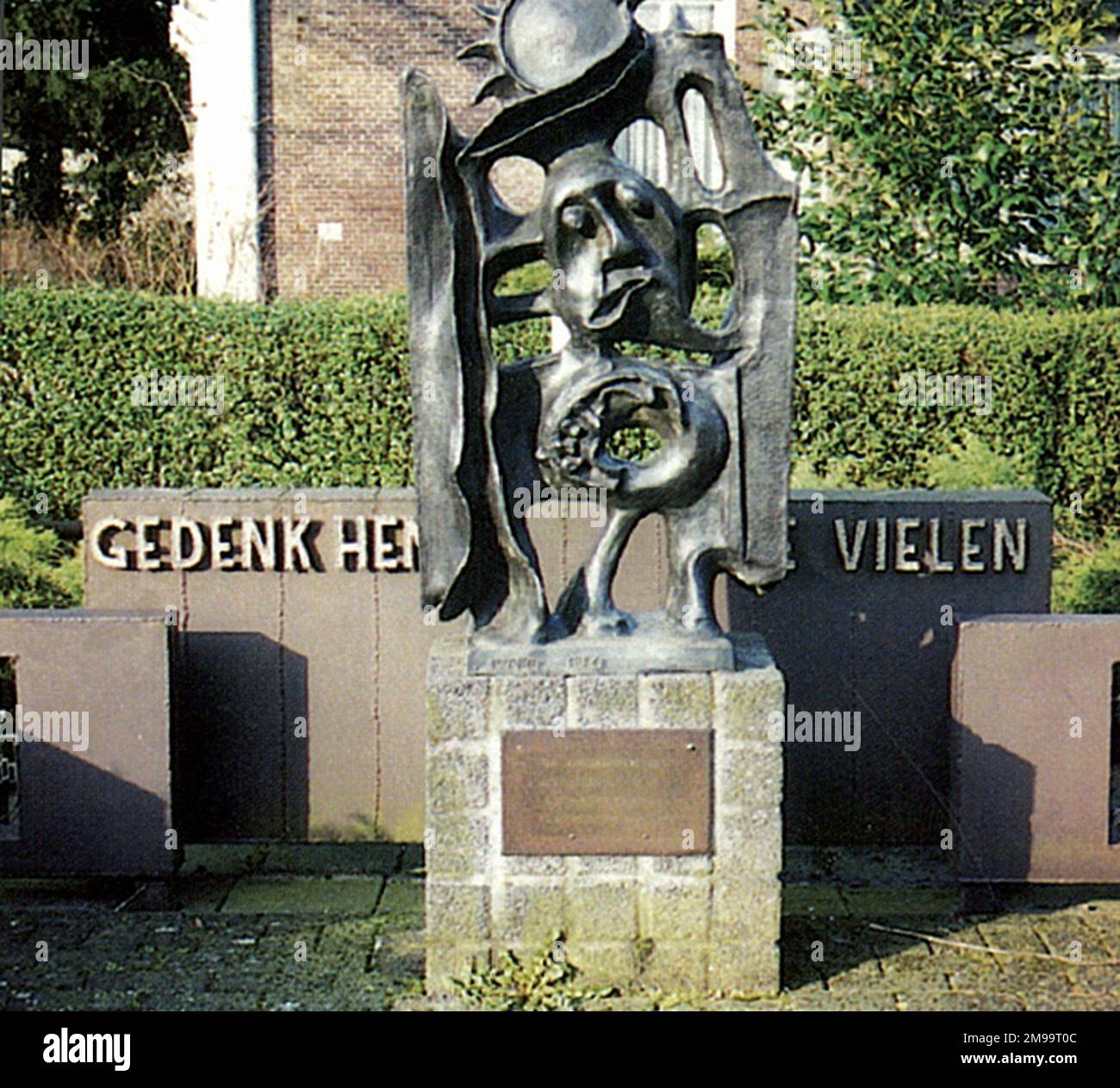 Cette zone n'a pas été débarrassée des Allemands jusqu'à la fin d'octobre 1944 et pendant cette période, après l'opération Market Garden et les combats ultérieurs avec la division Highland de 51st, les Allemands ont abattu de nombreux civils qu'ils soupçonnaient d'être des espions. Le camp de concentration de Vught et l'influence du régime calleux ont été ressentis ici. Ce Mémorial a été érigé en 1994, le 40th anniversaire de l'opération jardin du marché, la première année des commémorations majeures de la libération qui s'est propagée à travers l'Europe. Les caractéristiques tordues et souffrances de la figure correspondent à celles de H Banque D'Images