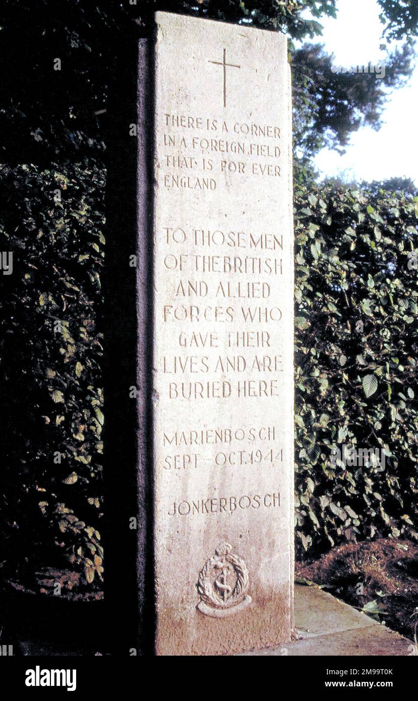 Ce simple monument commémoratif de guerre se trouve dans le cimetière de Jonkerbos Commonwealth War graves, dans une zone boisée connue sous le nom de Jonkers Bosch (bois pour enfants). Le cimetière du CWGC a été créé par la station de compensation des accidents de 3rd et contient 1 639 inhumations avec des pertes provenant à la fois de l'opération jardin du marché et de l'opération véritable. La colonne en pierre commémore les hommes qui ont été enlevés à ce cimetière d'un près du couvent de Marienbosch qui était un lieu de sépulture typique de l'hôpital avec les tombes faites par le personnel médical alors que les hommes sont morts de leurs blessures. La pierre porte une citation familière du T de Rupert Brooke Banque D'Images