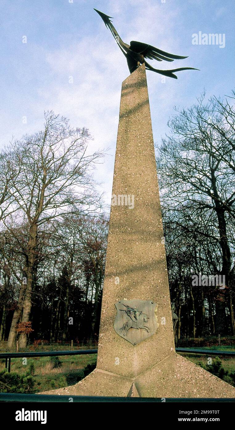 Les troupes pour l'assaut aérien sur le pont d'Arnhem étaient de deux types - ceux qui ont atterri par le planeur sur 'LZS' et ceux qui sont arrivés par parachute sur 'DZs'. Chacun a exigé de l'espace sur le sol afin de réduire au minimum les pertes. Parce que la zone autour d'Arnhem et son eighbour occidental Oosterbeek a été assez construit, plusieurs zones à l'ouest ont dû être utilisées. Celui-ci, la zone y, était le plus éloigné du pont - environ 10kms. Comme la zone construite a grandi dans le développement de l'après-guerre Ginkelse Heide (Heath) est devenu le seul où les gouttes de parachute commémoratives peuvent être faites chaque vous Banque D'Images
