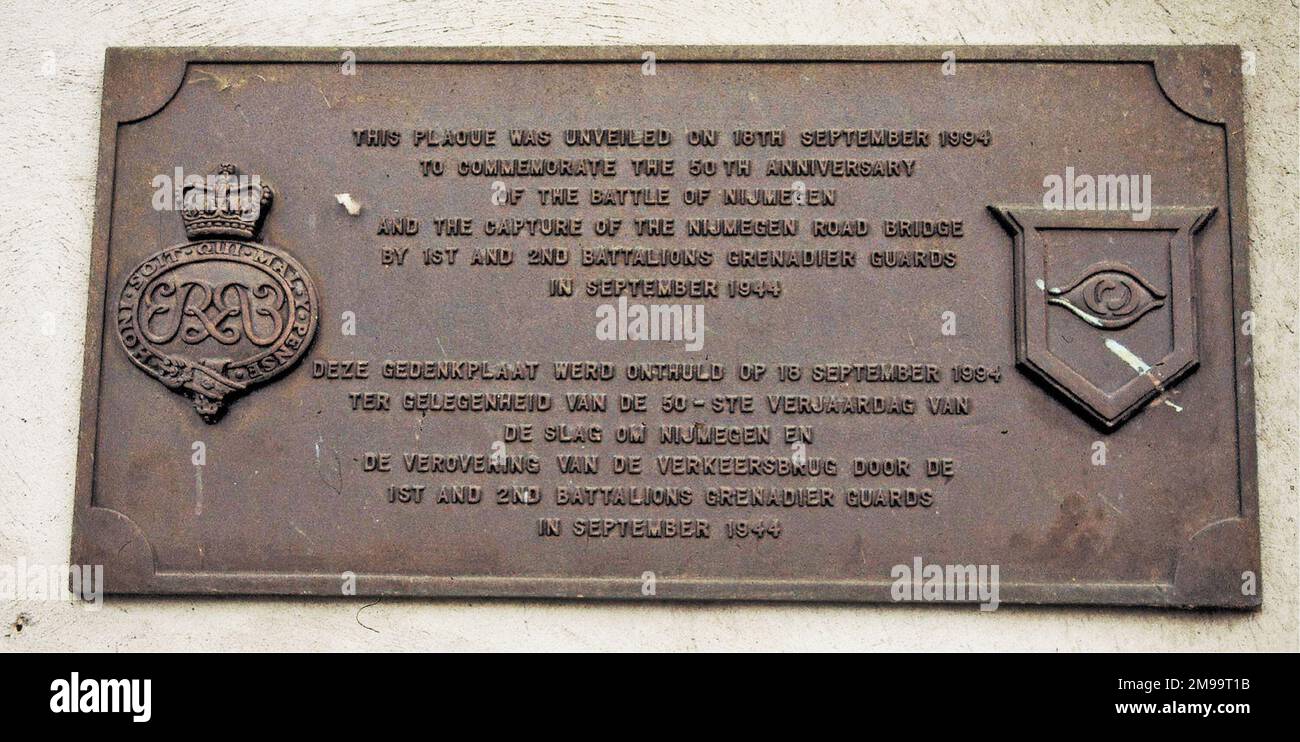 Le livre Cornelius Ryan, « A Bridge too far », a au centre la lutte finale au pont d'Arnhem, qui était en effet un « Bridge too far ». L'expression est attribuée de façon variable au général 'Boy' Browning et/ou au général polonais Sosaabowski. La cible aérienne ultime des alliés était le pont d'Arnhem, la dernière étape d'une échelle de ponts enjambant des rivières successives sur lesquelles une route clé, le couloir, coulait de la Belgique à la frontière allemande. L'avant-dernier pont de l'opération Market Garden était celui de Nijmegen et était la tâche de la division aéroportée américaine 82nd. Une certaine confusion Banque D'Images