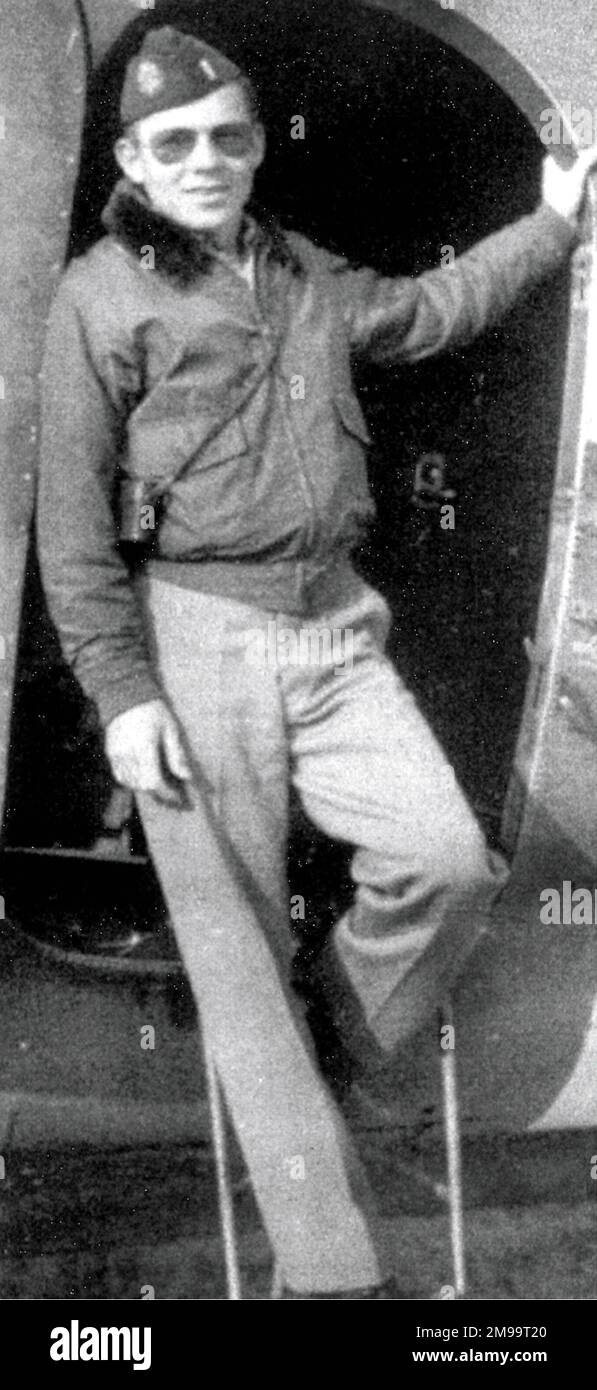 Dans l'atmosphère tendue qui existait à Nimègue, la traversée du pont routier par le sergent Peter Robinson, le 20th septembre 1944, à environ 1830 heures, a conduit à l'espoir qu'Arnhem puisse encore être atteint en appuyant sur la route. Il avait quatre chars à travers. Environ trois heures plus tard Lord Carrington le deuxième Escadron de commandement se joint à Robinson. Conjointement, le 504th US parachute Regiment avait fait des croisements répétés de la rivière Waal dans des bateaux en toile sous un lourd incendie allemand. Les Américains et les Britanniques se sont rencontrés à l'extrémité nord du pont. Peter Robinson, pensant qu'ils étaient allemands, bref Banque D'Images