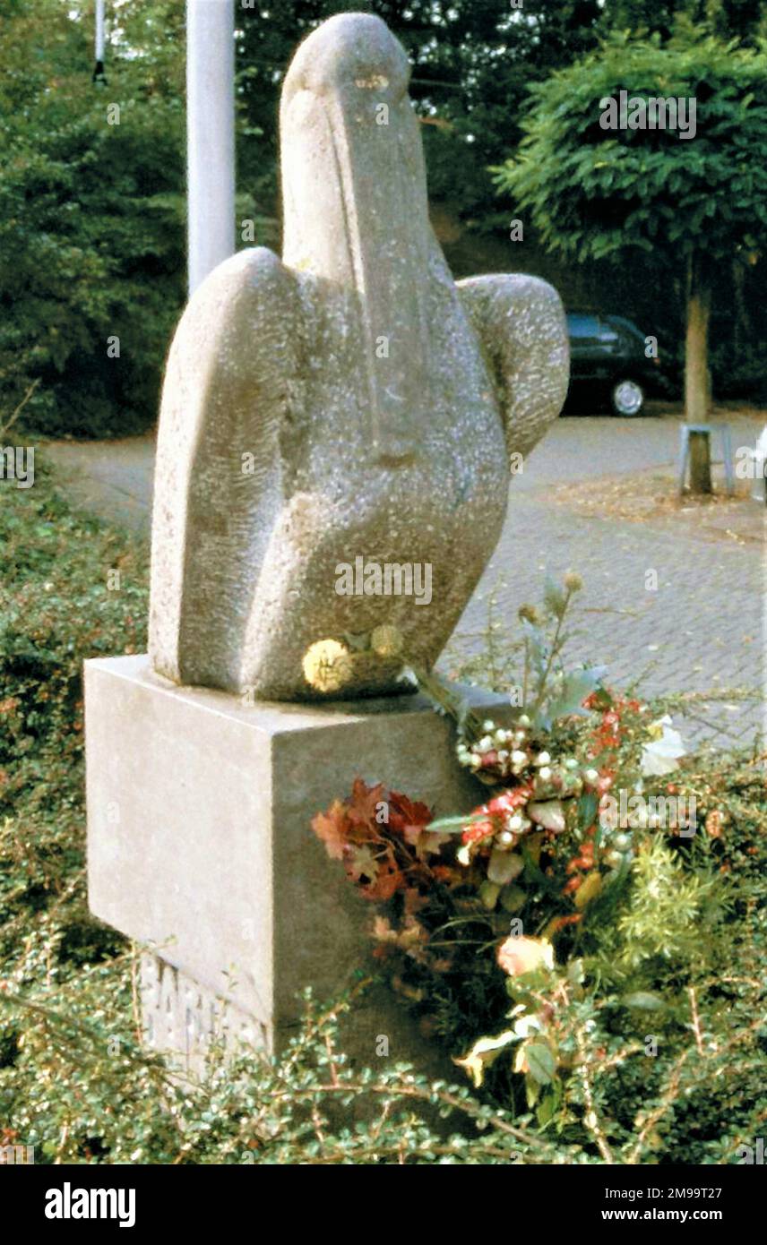 C'est sous la forme d'un pélican, un symbole de compassion. Il commémore quatre policiers (trois détectives et un photographe), des membres de la résistance de Nimègue qui ont été arrêtés après la tentative d'assassinat infructueuse du traître SD, Ederveen. Après un procès à Velp ils ont été exécutés par l'équipe de tir dans la dune près d'Overveen le 6 juin 1944. La statue, de Ben van Pinxtern, a été érigée le 12 septembre 1987. Banque D'Images