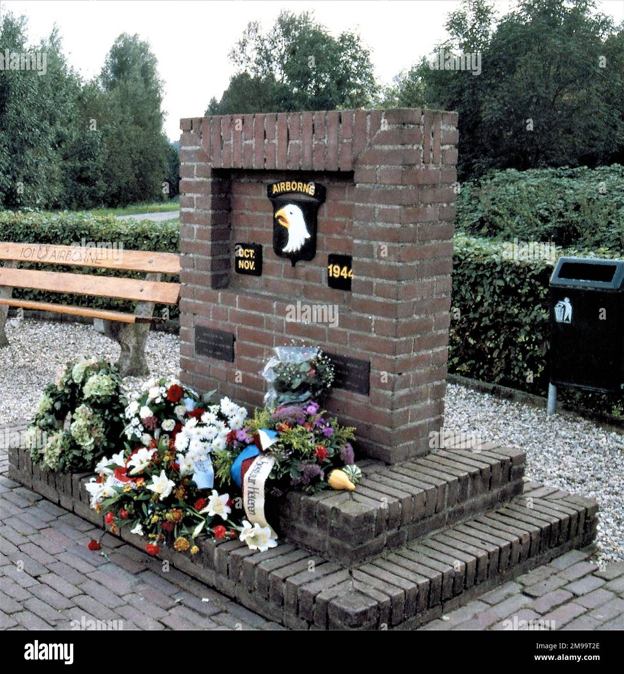 Heteren est un petit village situé immédiatement au sud du Rhin, à environ 18km ouest d'Arnhem. Érigé le 27 septembre 1982, le Brick Memorial, avec un magnifique badge d'aigle à cris et flanqué de deux bancs en bois, porte l'inscription « les Américains de la 101st Airborne Division ont combattu ici pour notre liberté d'octobre à novembre 1944 ». Il a été construit à partir du site d'une ancienne base de projecteur hollandaise construite en 1939. Après le retrait de la division aéroportée britannique de 1st d'Arnhem-Oosterbeek, des combats acharnés se sont poursuivis au sud du Rhin jusqu'au printemps 1945. Le 2 octobre 101st, la division AB a été déplacée vers le nord pas Banque D'Images