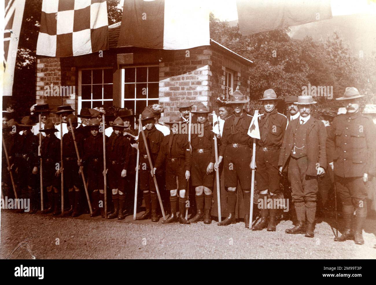 Photo de groupe de scouts de garçons à Blanefield, en Écosse, en attente d'une visite du roi Edward VII en septembre 1909. Banque D'Images