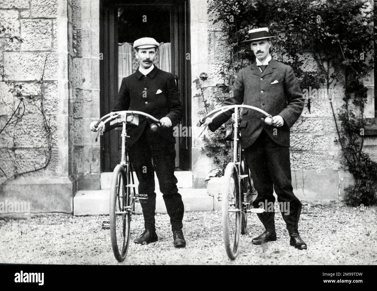Deux hommes et leurs vélos. Banque D'Images