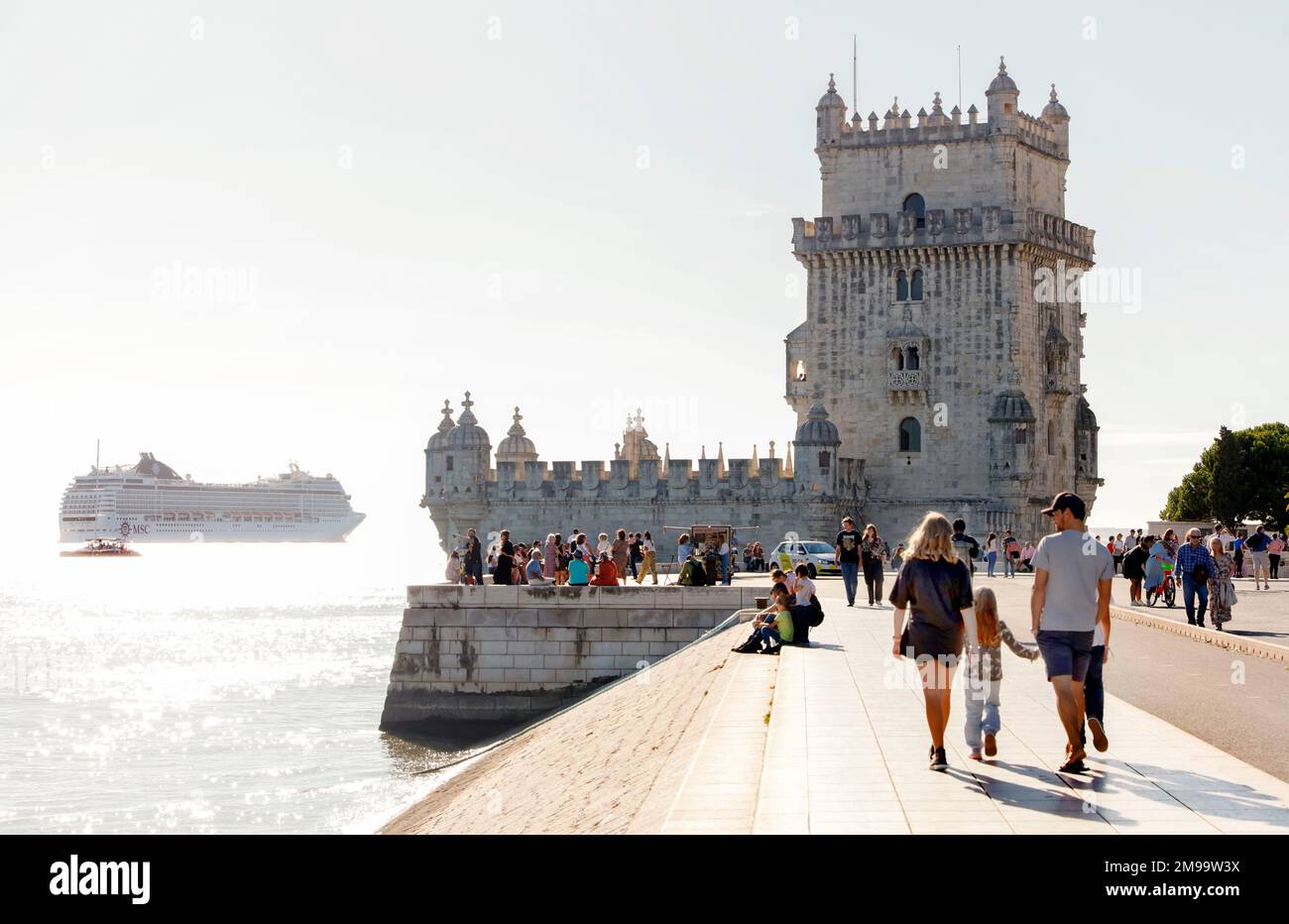 Un bateau de croisière navigue sur le Tage et passe devant la Tour de Belem, Lisbonne, Portugal Banque D'Images