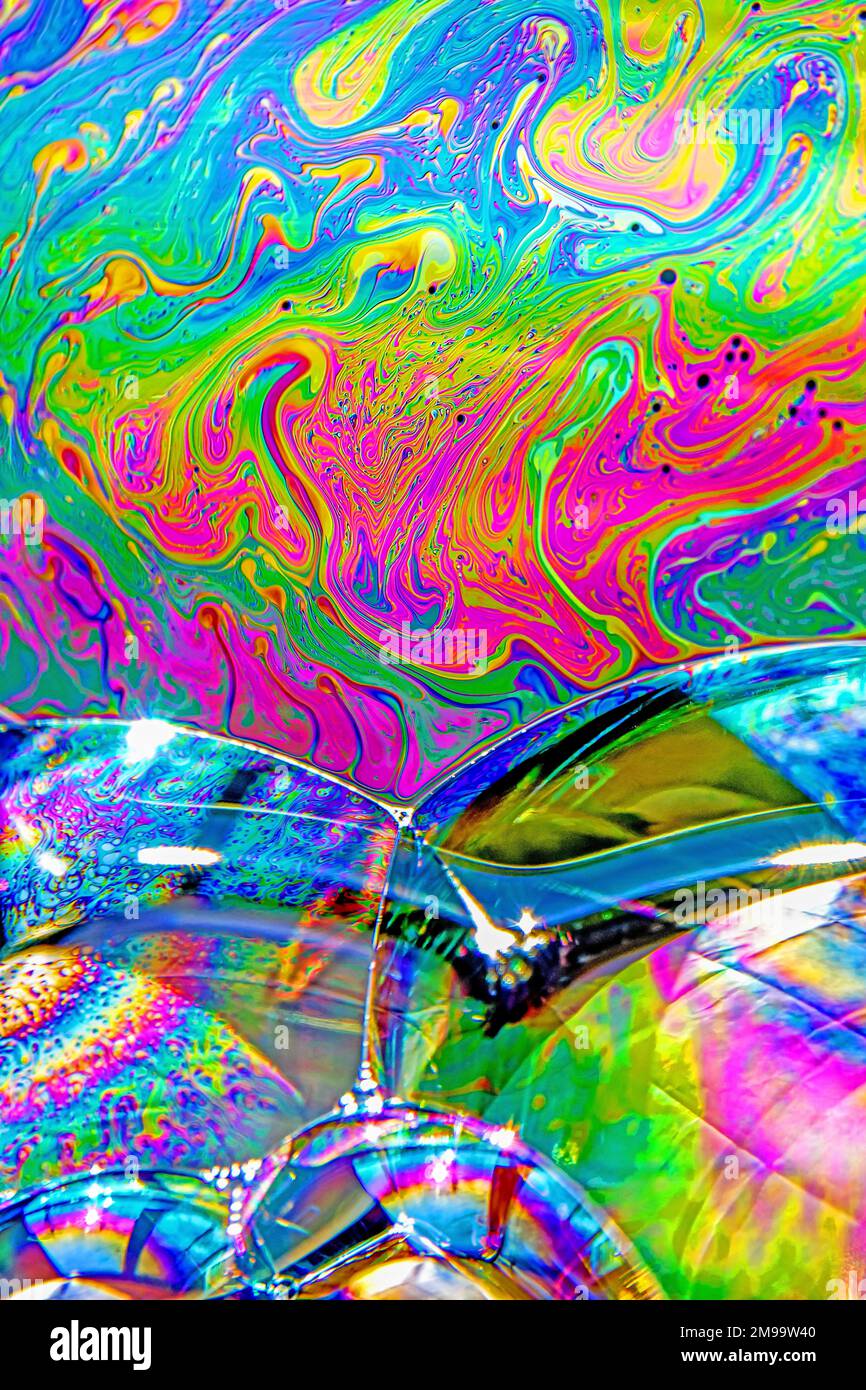 Des couleurs enflammescentes étonnantes sont créées par la lumière sur une bulle de savon Banque D'Images