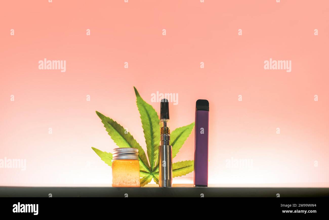 Distillat de HHC Vapes Hexahydrocannabinol est un cannabinoïde semi-synthétique psychoactif qui n'est pas réglementé Banque D'Images