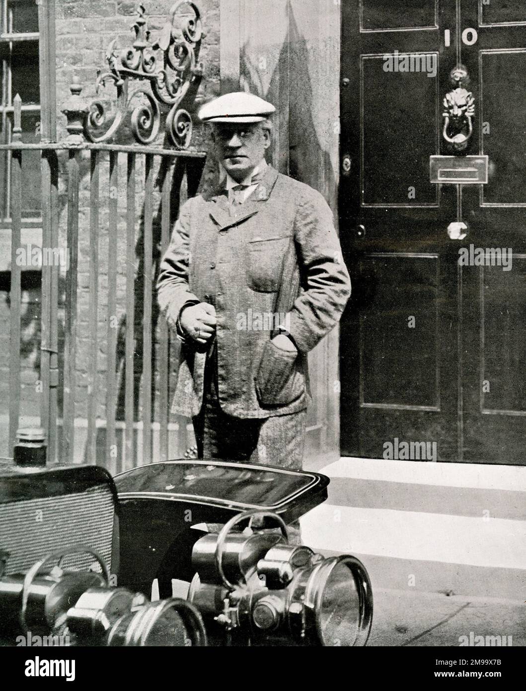 Herbert Henry Asquith, premier ministre, quitte le 10 Downing Street, Londres, pour entrer dans sa voiture. Banque D'Images