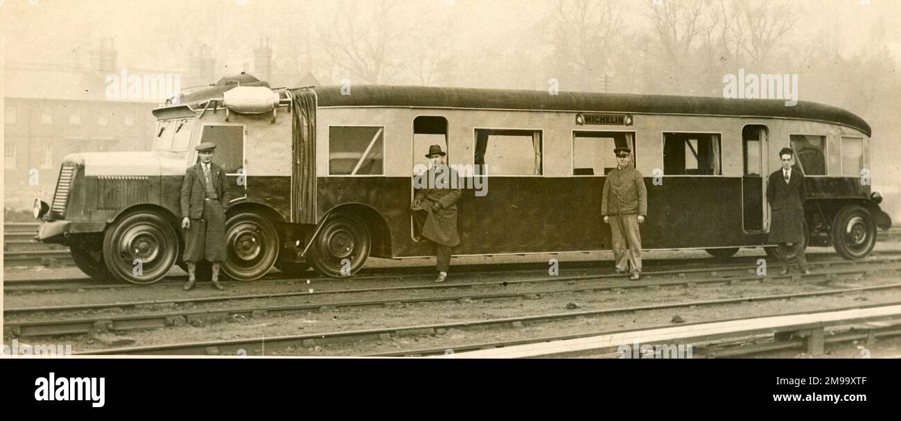 Une voiture de chemin de fer, un train à roues pneumatiques qui circule sur des rails a été démontré ce matin à Bletchley dans un sentier qui mène à Oxford. Cette nouvelle invention serait plus rapide que toute locomotive actuelle. Banque D'Images