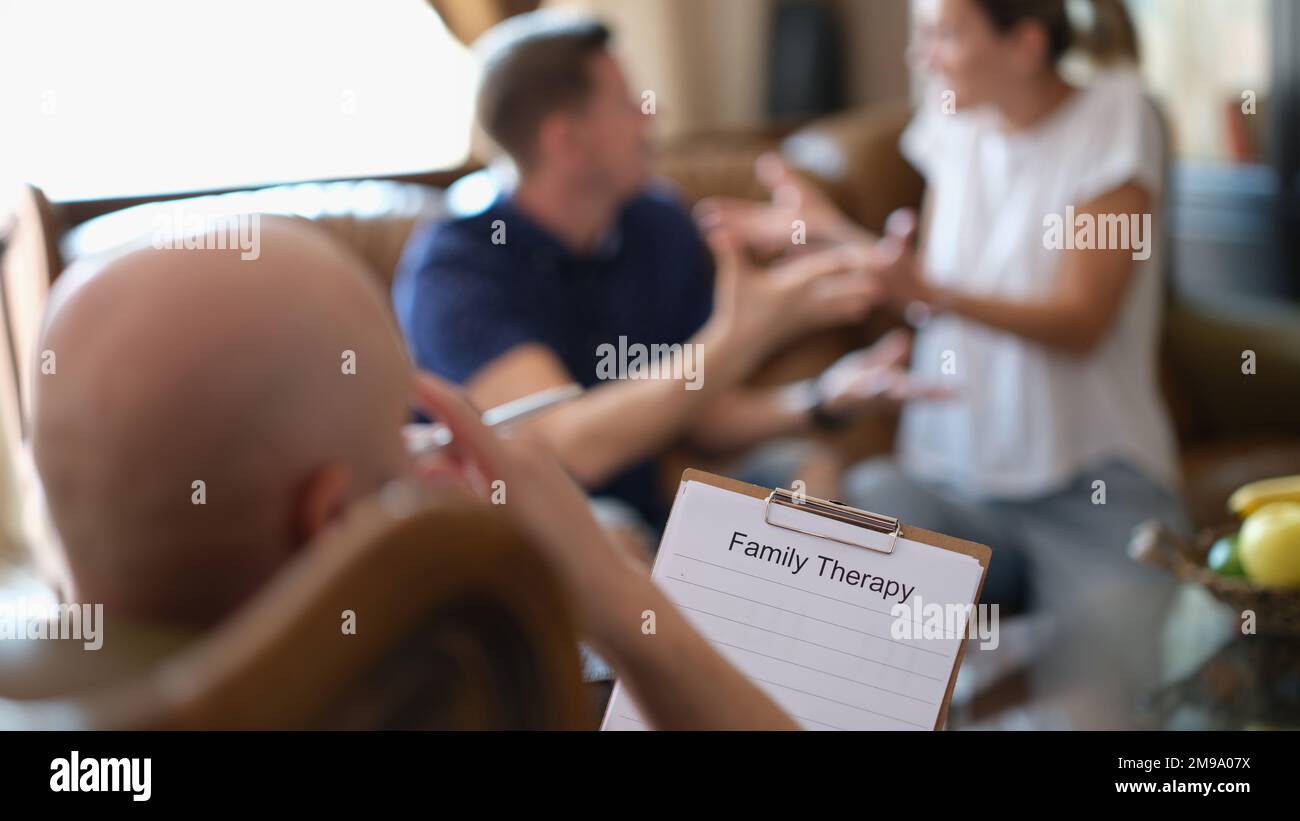 Bloc-notes avec thérapie de famille de texte et flou couple marié et psychologue. Banque D'Images