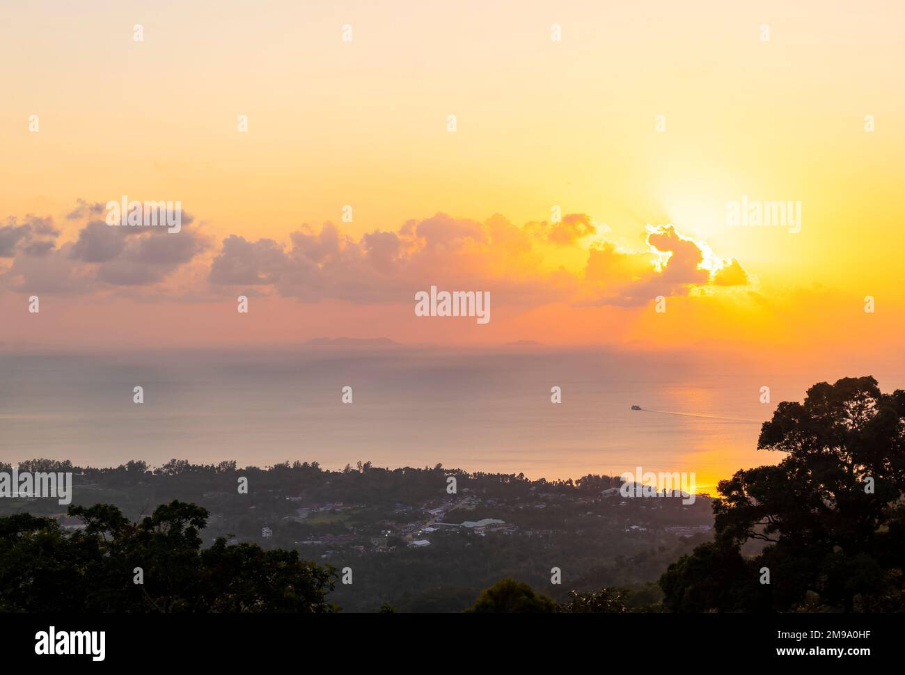 Vue magnifique sur le coucher du soleil et la mer depuis le point de vue de l'île de Koh Samui, Thaïlande. Banque D'Images