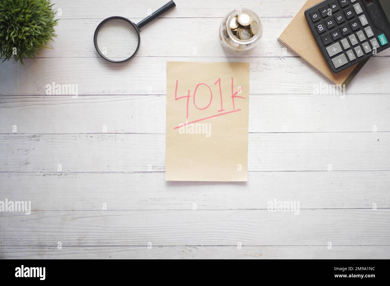 Bloc-notes avec le mot 401k sur fond blanc, gros plan , Banque D'Images