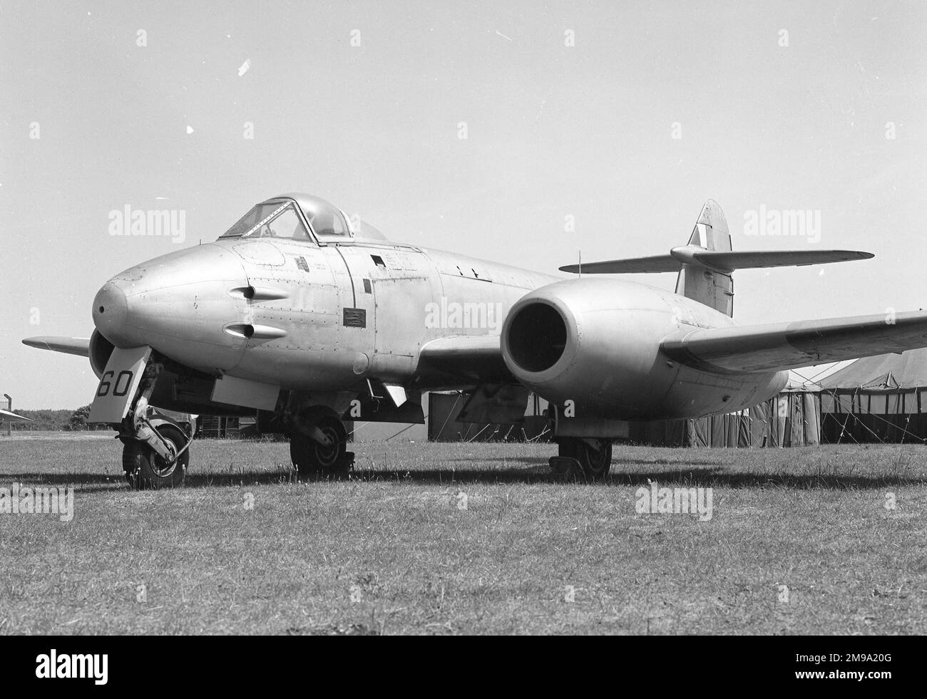 Un Gloster Meteor F.IV non identifié stationné sur l'herbe à un endroit inconnu Banque D'Images