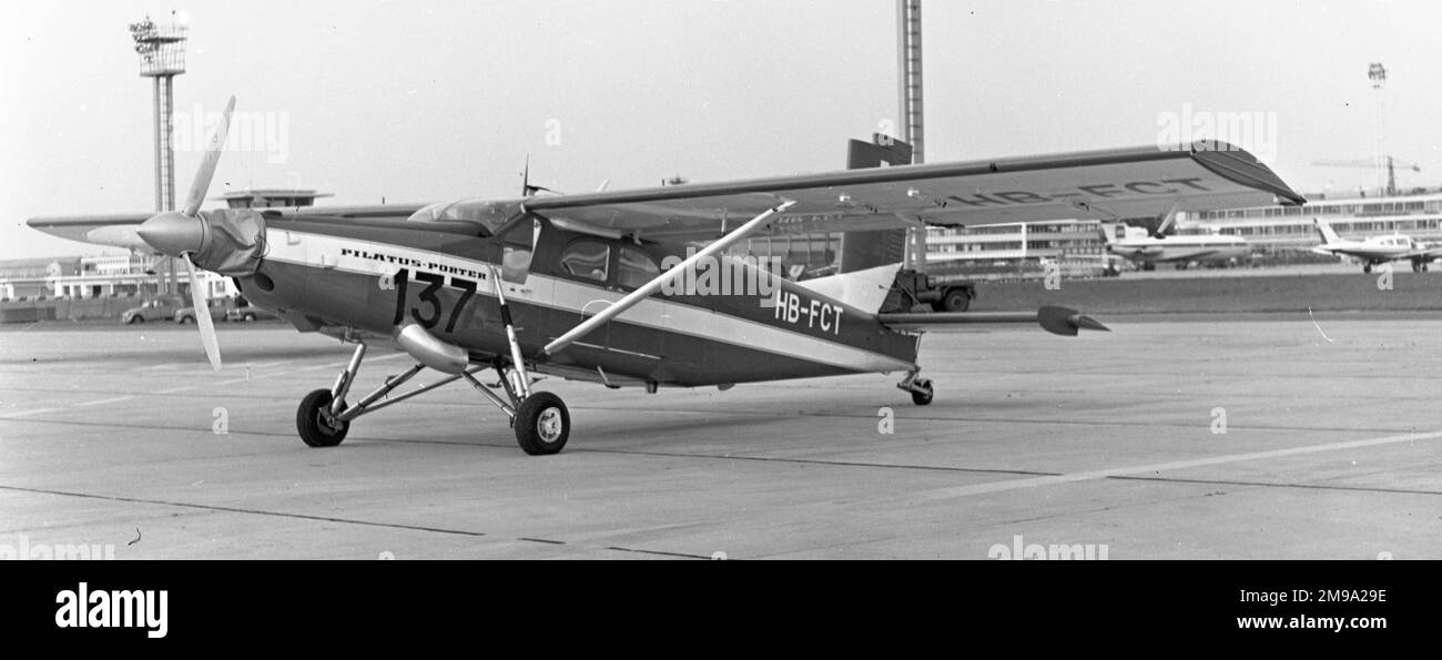 Pilatus PC-6-A Turbo-porter HB-FCT lors d'un salon de l'air de Paris vers 1964 avec série 137 du salon de l'air. La variante Turbomeca Astazou, comme on l'a vu, n'était pas populaire en raison d'une mauvaise fiabilité du moteur. Banque D'Images